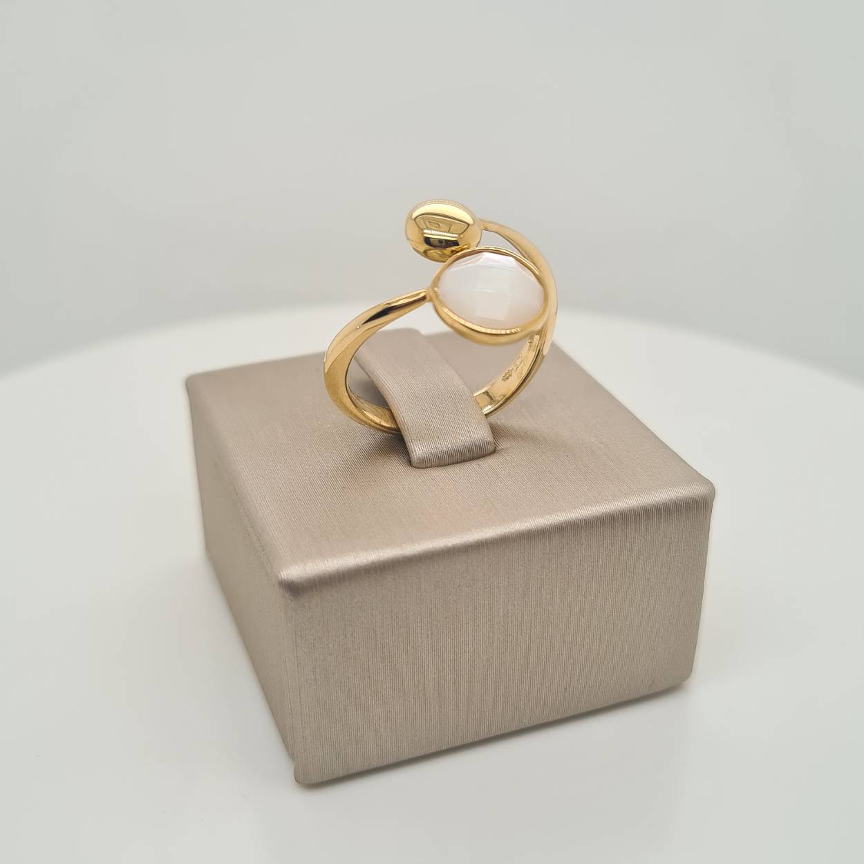Prachtige 14krt gouden ring met parelmoer. 

Deze ring is maat 55, heeft u interesse in een andere maat? Neem dan contact met ons op