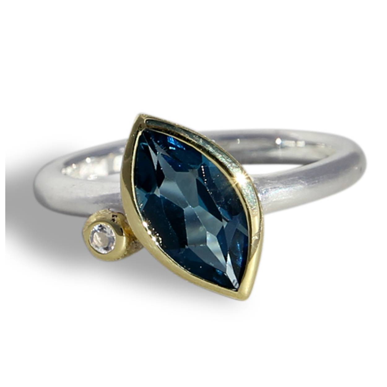Zilveren ring met London topaas en bergkristal in vergulde zetting.