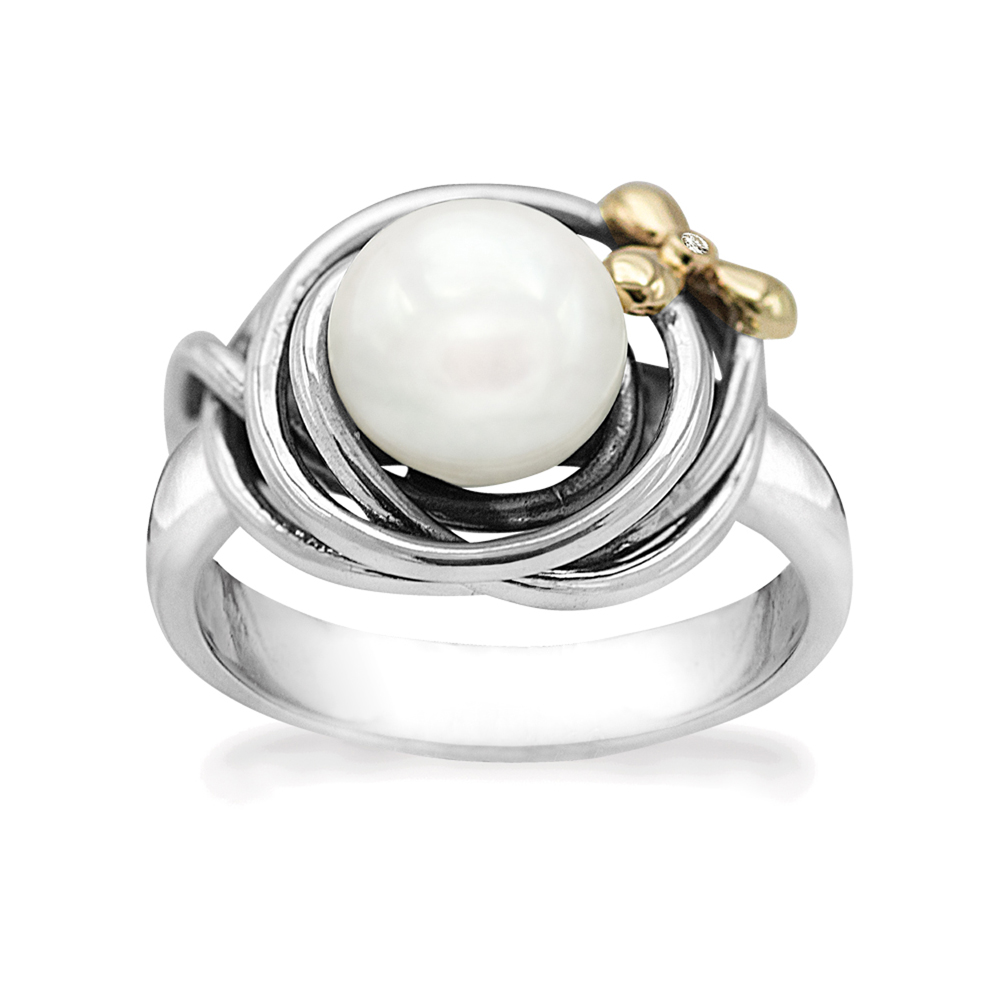 Deze sterling zilveren ring Golden Flower uit de Rabinovich collectie  bestaat uit een 8 mm witte zoetwater parel met een 14 karaat gouden bloempje. De kern van het bloempje is een 0,005 kt briljant diamantje. Rabinovich sieraden kenmerken zich door de prachtige eenvoudige en stijlvolle ontwerpen. Rabinovich is een klassiek en persoonlijk Deens sieradenmerk en onderscheidt zich door gebruik te maken van echte edelstenen in combinatie met zilver, verguld zilver en zilver met gouden elementen. Daarbij wordt er gebruik gemaakt van strakke en ronde vormen en verschillende kleuren parels en stenen. Het zilver wordt op dusdanige manieren gebruikt dat het niet alleen de bekende glanzende zilverkleur heeft, er wordt ook veelvuldig gebruik gemaakt van geoxideerd zilver wat de prachtige vaak wat wat meer matte zwart zilveren kleur oplevert. De passie van Rabinovich? Dromen vastleggen, gedachten te grijpen en beide omzetten in mooie en vrouwelijke sieraden. Let op: Deze zuivere, natuurlijke materialen zijn volstrekt uniek. Ze verschillen in kleur en hebben unieke insluitsels en kenmerken waaraan hun ouderdom en natuurlijke schoonheid te zien zijn.