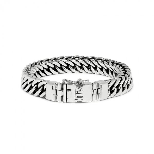 De dunne dubbele gourmet schakels van deze zilveren armband hebben een gebogen vorm en zijn aan vier kanten afgevlakt waardoor er een unieke zo goed als vierkante vorm ontstaat. De band is van binnen geoxideerd en dit geeft een mooie donkere gloed van binnenuit. De armband wordt in een mooie luxe geschenkverpakking verpakt..