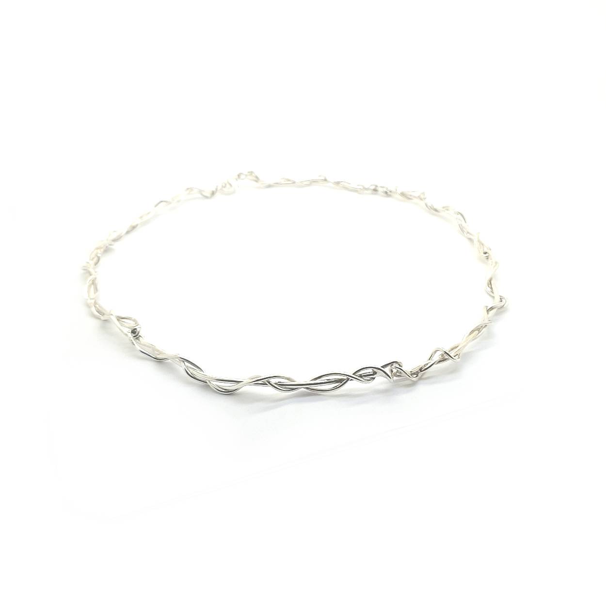 De grote zus uit onze twist collectie.  De ketting bestaat uit 6 “schakels” waardoor er beweging blijft en het soepel valt.

Sierlijke verfijnde draden laten deze ontwerpen voor zichzelf spreken. Met een letterlijke twist zijn deze sieraden goed draagbaar en makkelijk te combineren. Een energieke wikkel van sierlijkheid die jou laat stralen. Elk sieraad wordt met de hand gemaakt in ons eigen atelier en ontstaat spontaan op gevoel. Jouw Twist is dus altijd uniek.

Maak een afspraak en kom deze sierlijke ketting eens passen! Of bestel haar gelijk, dan sturen we deze mooi verpakt naar je toe