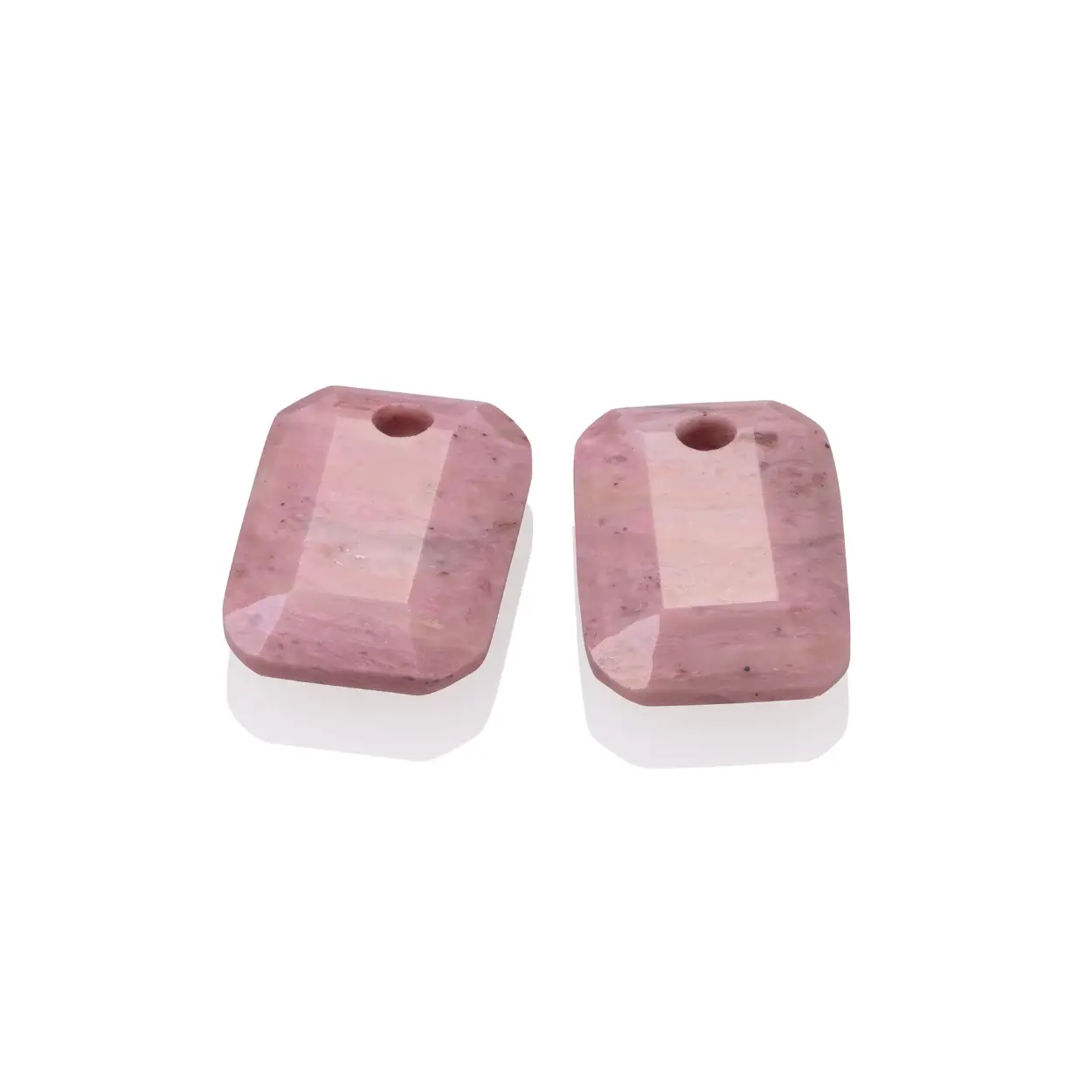 De oorbeledelstenen zijn gemaakt van echte Pink Rhodonite edelstenen. Ze zijn prachtig gefacetteerd en omdat onze edelsteen sieraden met de hand worden vervaardigd, is elke set oorbeledelstenen uniek!