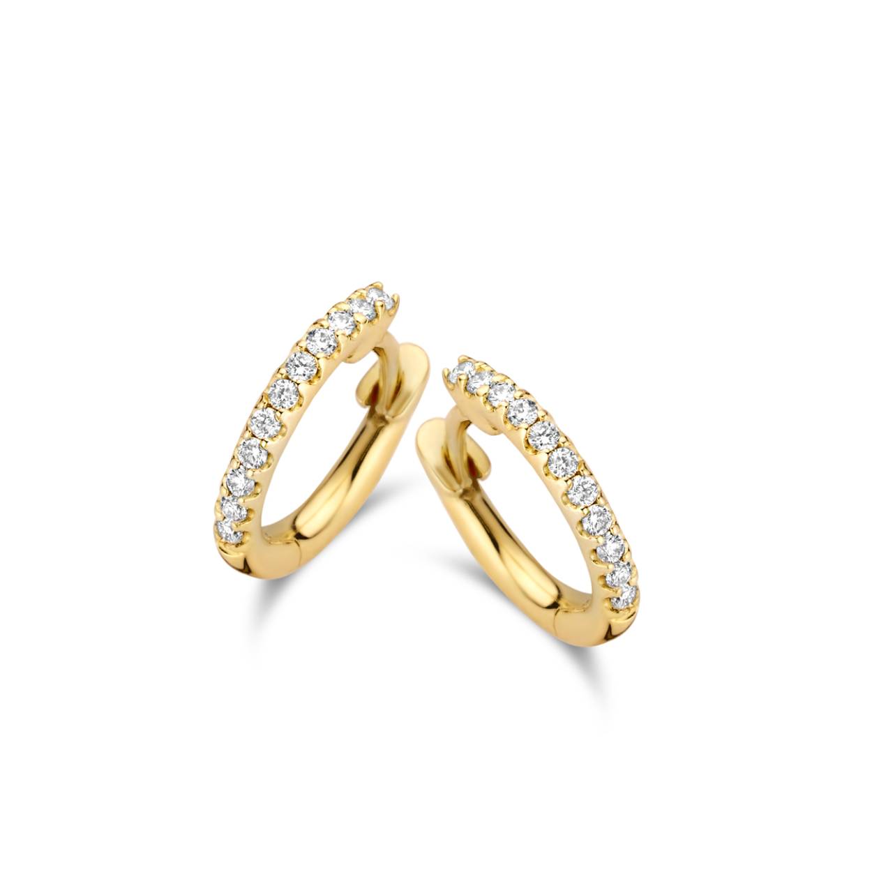 Kleine oorringen met diamant.