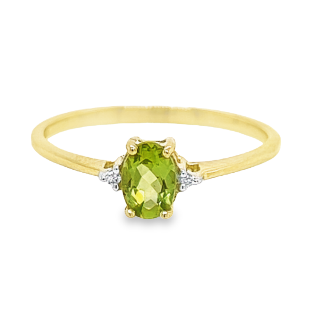 Deze 14-karaats geel gouden ring is ontzettend leuk. De kleurrijke steen is een echte Peridot welke is gezet tussen vier gouden zetpoten. Naast de kleursteen zijn twee diamantjes gezet. Deze ring heeft een schitterende en kleurrijke uitstraling.