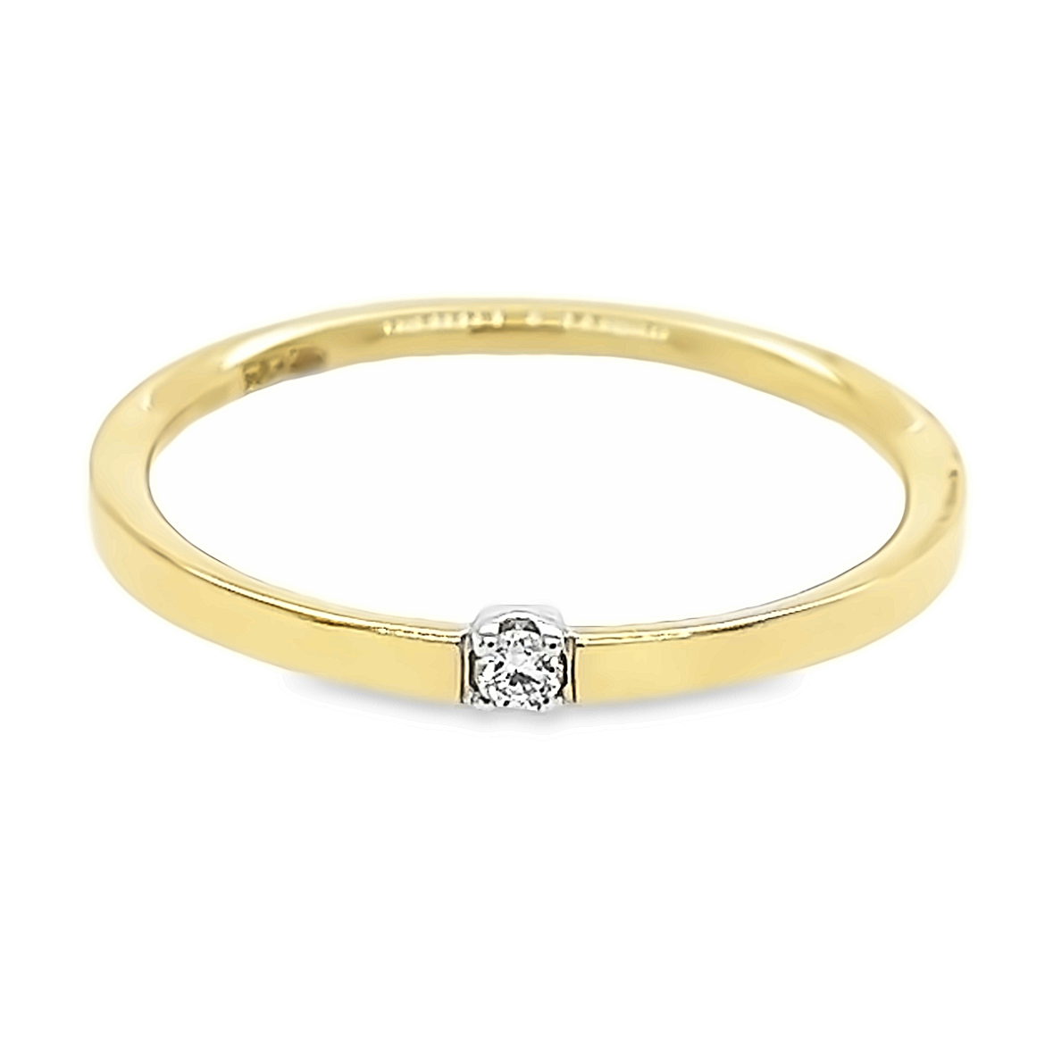 Deze geel gouden solitair ring heeft een werkelijk schitterende uitstraling. De briljant geslepen diamant zorgt voor deze prachtige schittering. Het totaal karaat gewicht is 0,03 en de briljant is van mooie kwaliteit met zuiverheid SI1.