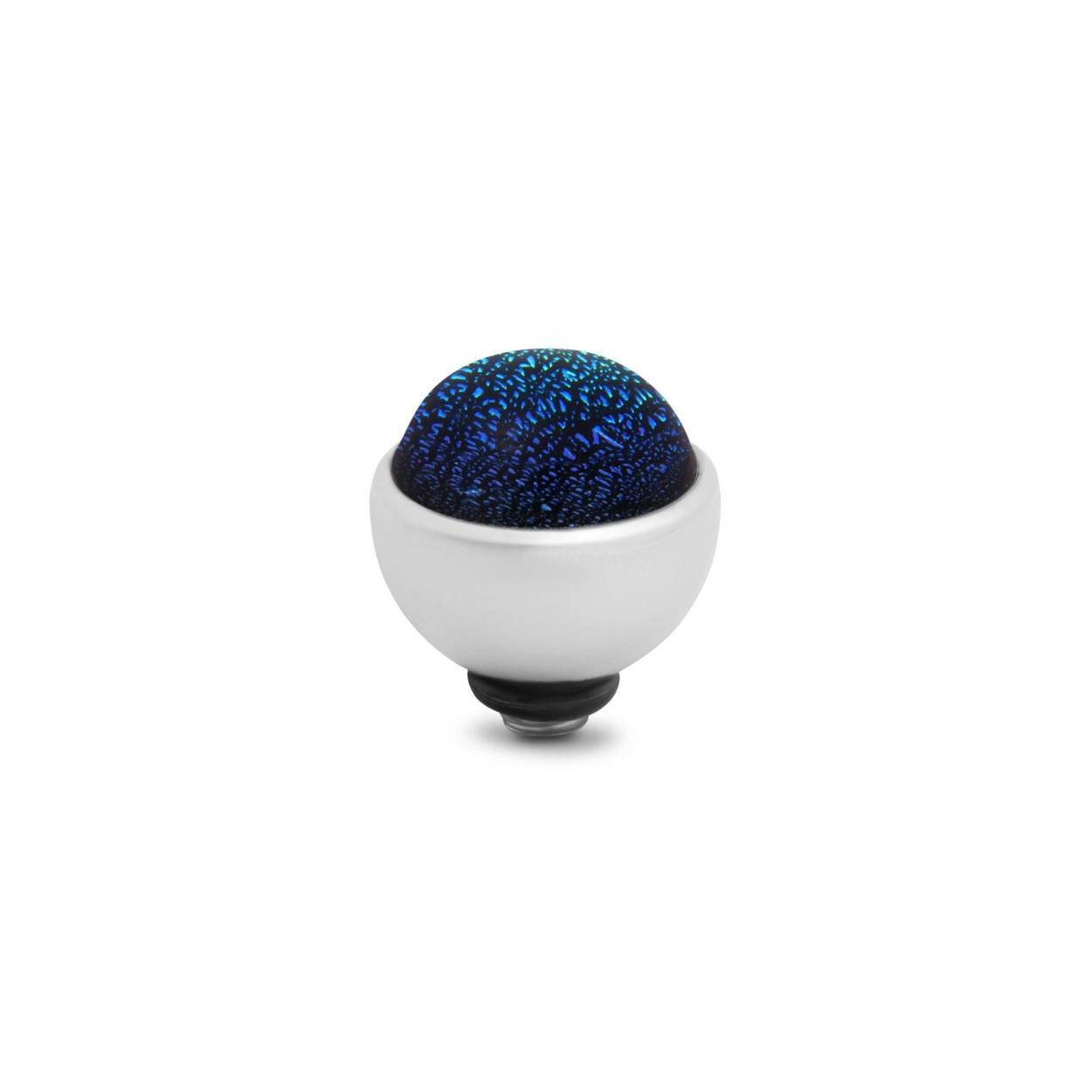 Het Melano Twisted Shimmer steentje is nieuw binnen de Twisted lijn. Deze eyecatcher is voorzien van een speciale structuurfolie en is afgewerkt met een glazen laagje, waardoor er een diepe glans gecreëerd is. Hij schittert weer net in een andere tint in elk licht, wat deze steen zo bijzonder maakt. Het Shimmer steentje is 8 mm breed