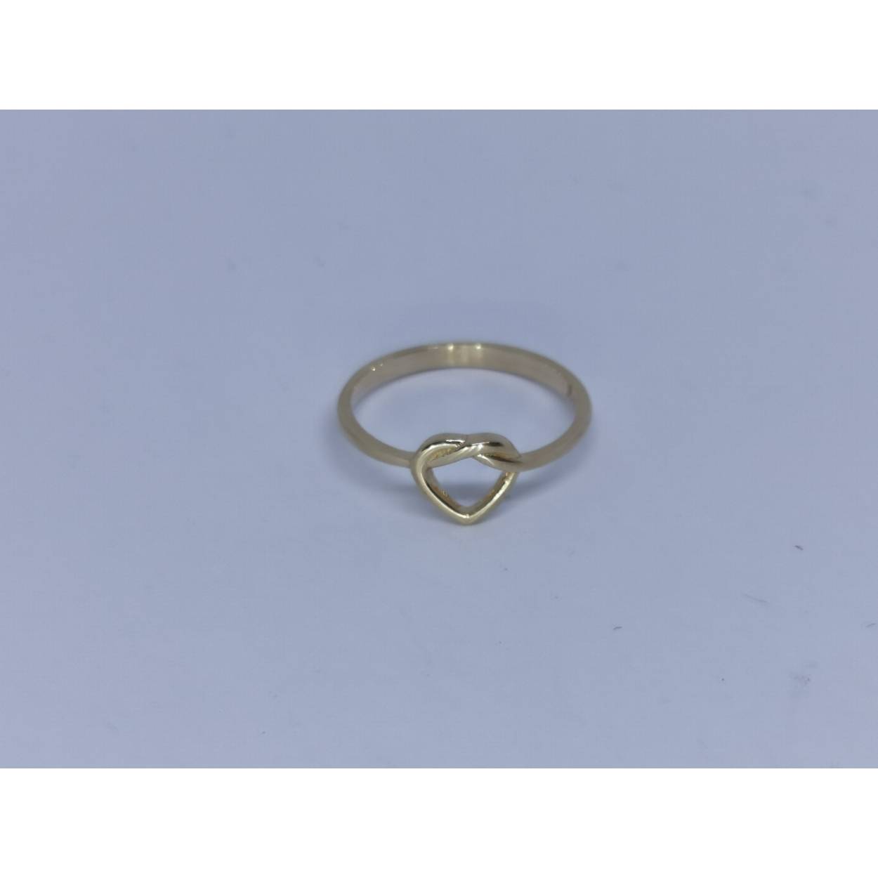 14 Karaat geel gouden ring met hart erin gevlochten .

Leuk om te combineren met het collier EBCZ0017.

Deze ring is alle maten leverbaar. U kan bij het afrekenen, bij het kopje opmerkingen vermelden welke maat u wenst.