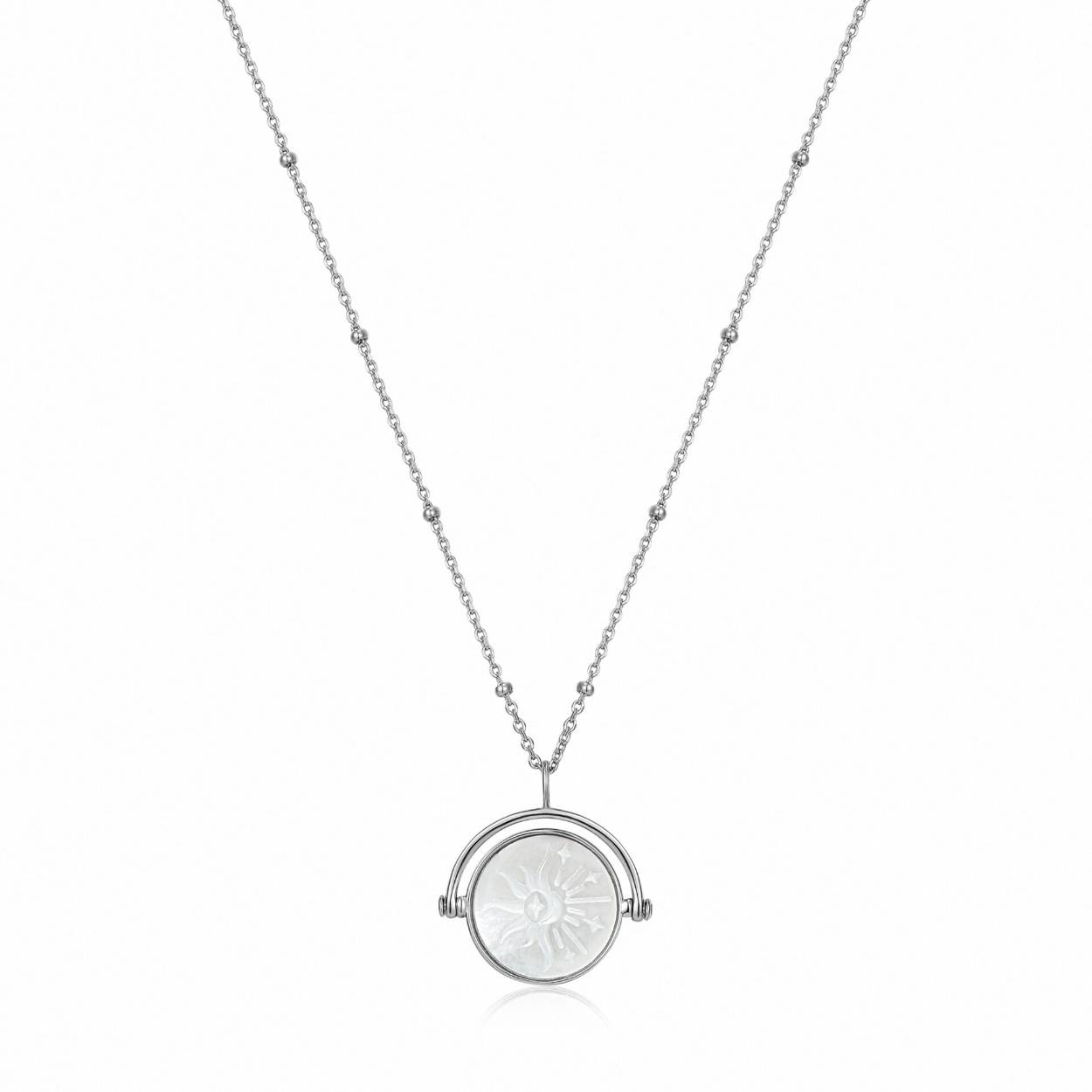 Maak je outfit compleet met deze prachtige 925 sterling zilveren ketting van Ania Haie. De ketting bestaat uit een pendant in parelmoer met hierin een unieke gravering. De tijdloze sieraden uit de Wild Soul collectie geven de esthetiek van traditionele camee-sieraden een moderne twist. Prachtig in combinatie met de andere sieraden uit deze collectie.