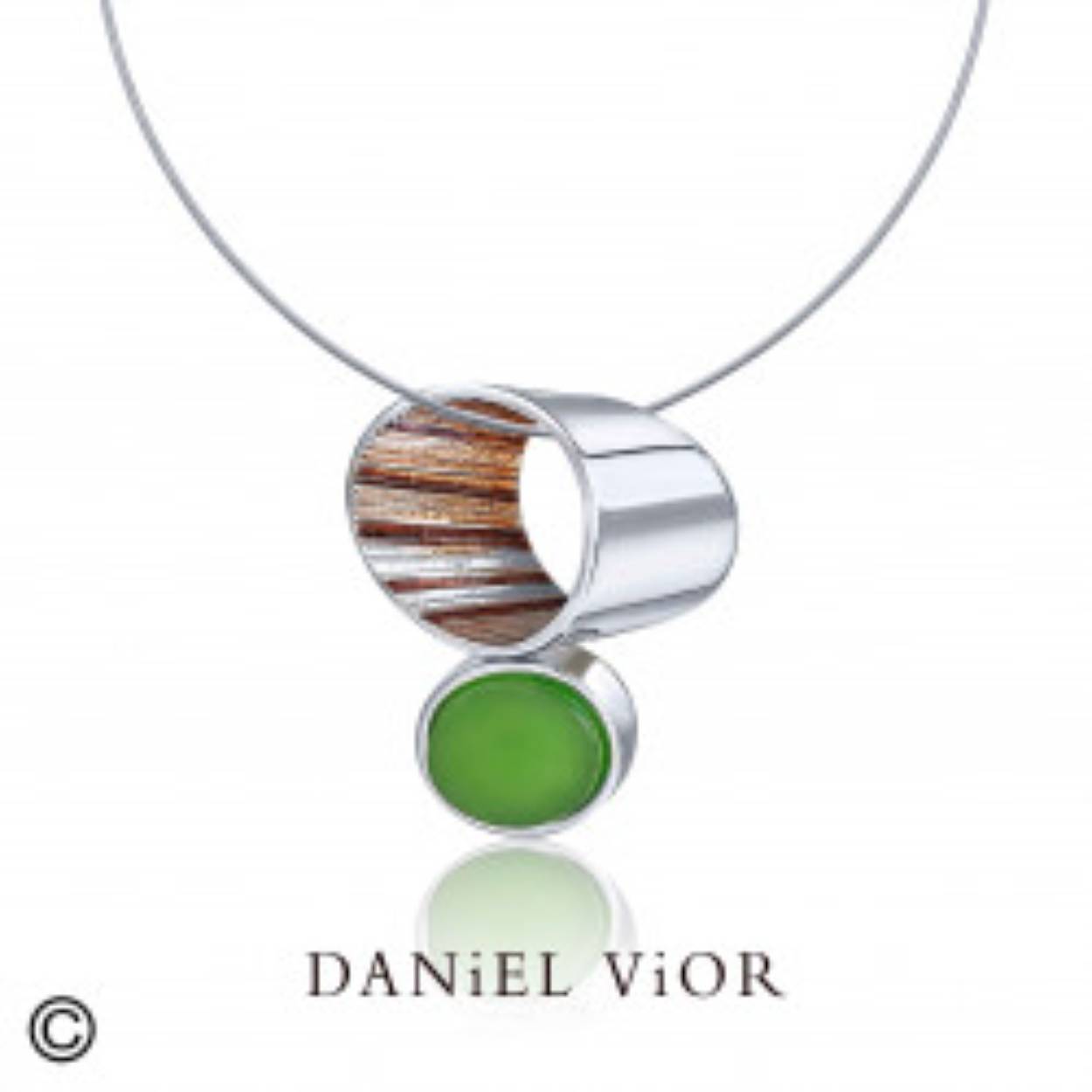 hanger TUBS van Daniel Vior ,gemaakt van gerhodineerd zilver met Jade en emaille