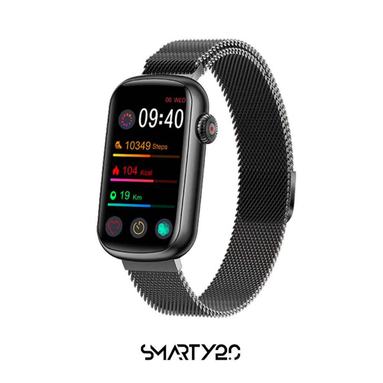 Deze smartwatch is gemaakt van hoogwaardig siliconen en heeft een fijne gespsluiting waarmee je het item met gemak om en af kunt doen. De kast heeft een diameter van 44 millimeter en is zwart. De smartwatch heeft een rechthoekige vorm en heeft diverse opties en functionaliteiten. De analoge tijdsweergave zorgt ervoor dat je de tijd altijd duidelijk kunt aflezen. De horlogeband heeft een breedte van 15 millimeter en past perfect bij deze stoere SW032A smartwatch van Smarty 2.0.
