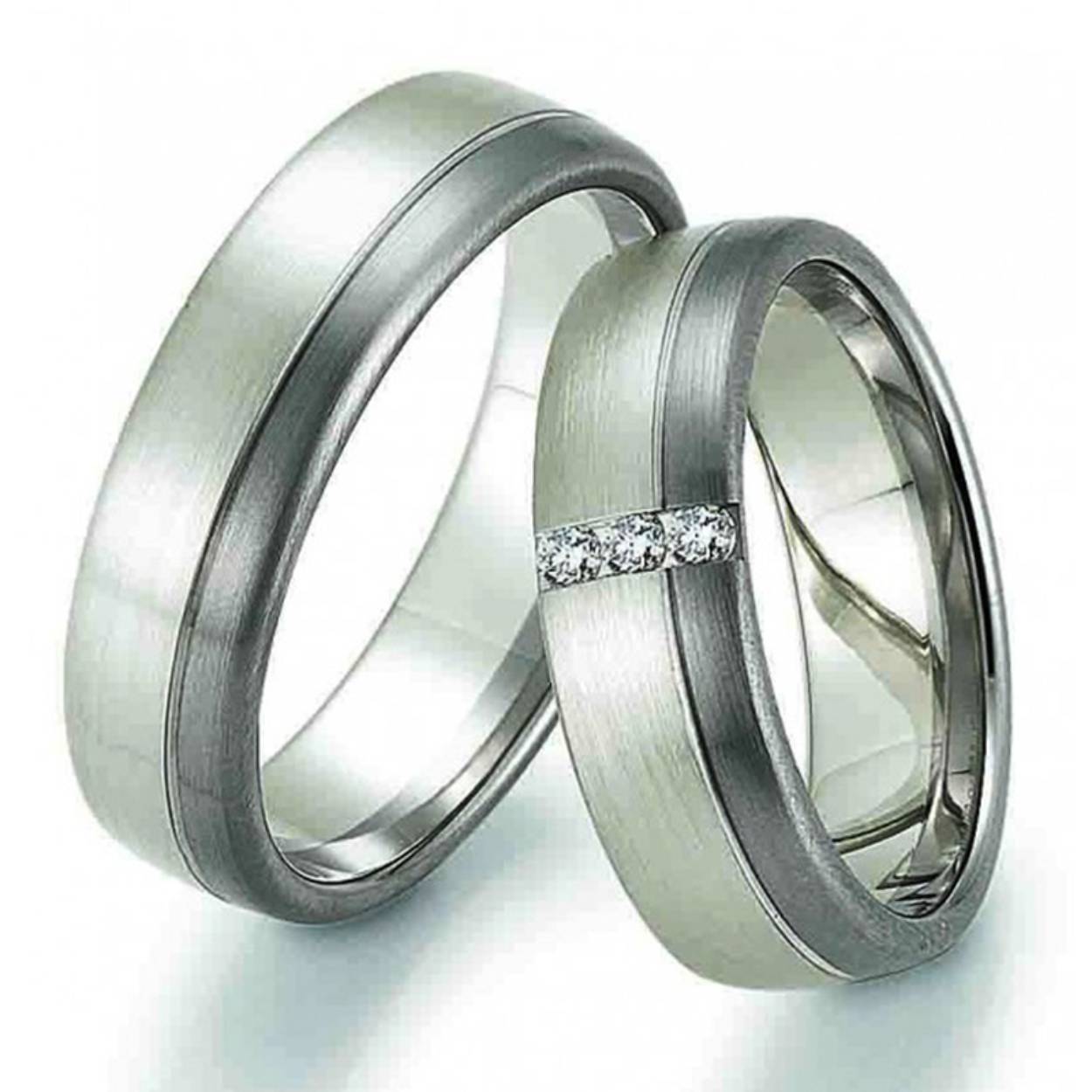 9 karaat witgoud met palladium trouwringen, Mat 6 mm breed. De damesring is gezet met totaal 0.075 ct briljant 3 steens. 
Prijs is op aanvraag