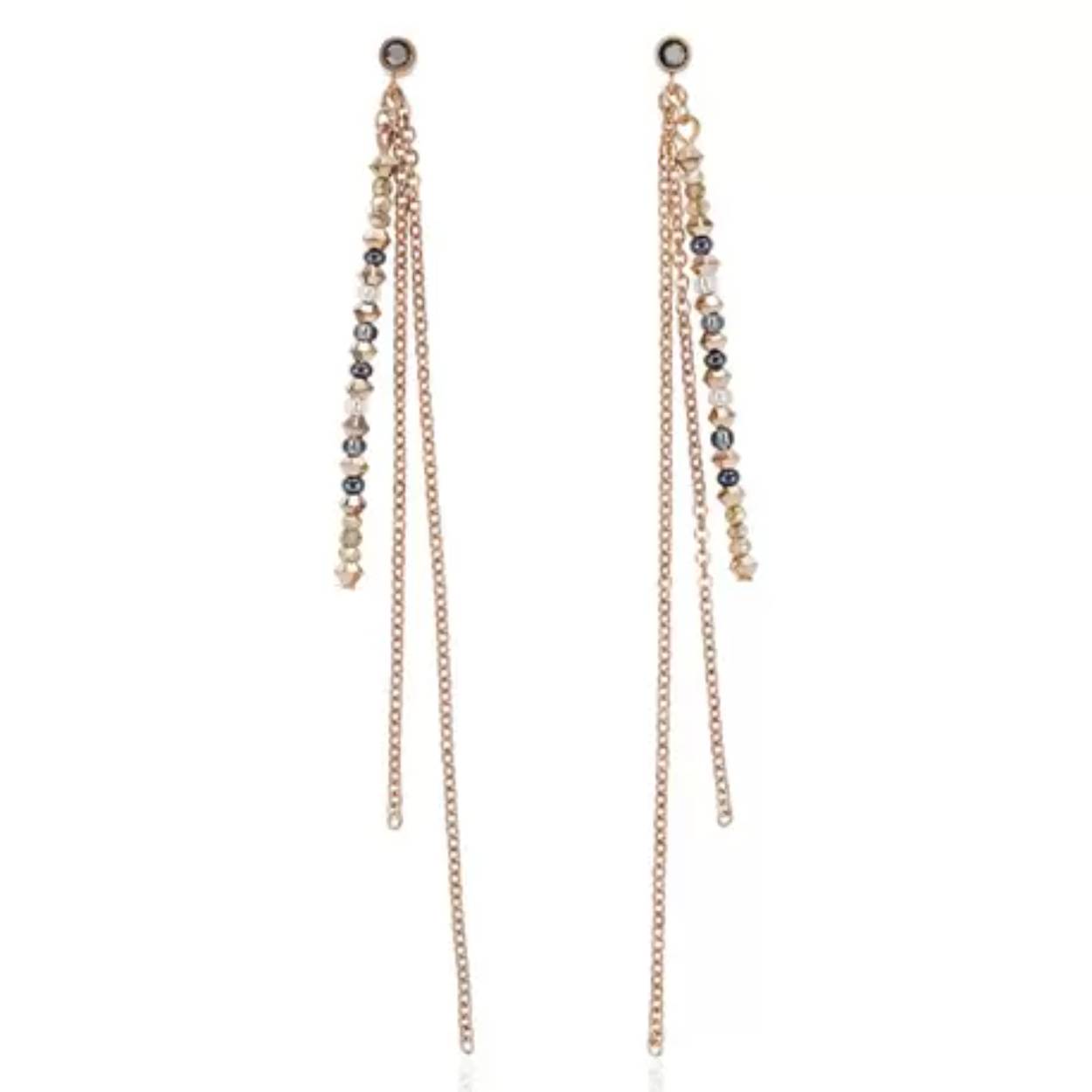 Fijne, elegante oorbellen met 3 strengen roséverguld staal met Swarovski®-kristallen die passen bij elke outfit en zijn geschikt voor zowel overdag als 's avonds. Hele chique uitstraling! 

De oorbellen zijn handgeregen in Duitsland met roestvrij staal roségoud, Swarovski®-kristallen, geslepen glas en glas-rocailles, de lengte is 10,5 cm en de diameter van de kristalletjes 0,2 cm. De sluiting van de oorbellen is van roestvrijstaal roséverguld.