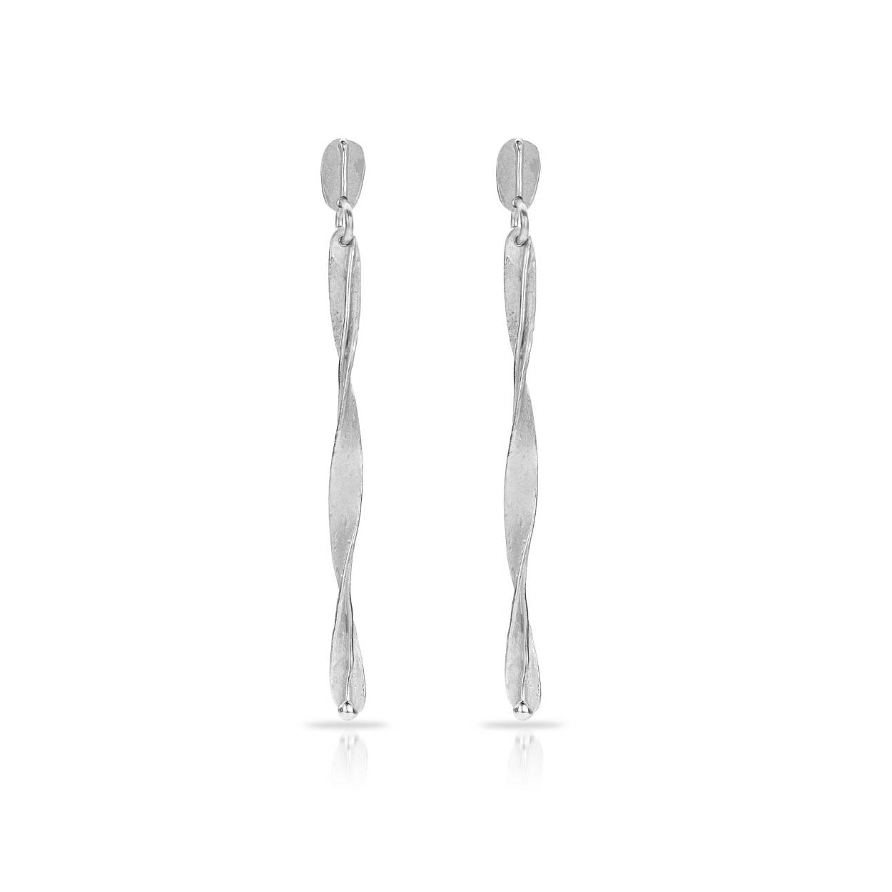 Deze prachtige zilveren oorbelstekers zijn lang en elegant, perfect voor een stijlvolle touch aan je outfit. De oorbellen zijn gemaakt van hoogwaardig zilver en zijn geschikt voor elke gelegenheid. Draag ze overdag voor een chique look of 's avonds voor een glamoureuze uitstraling. Deze oorbellen zijn veelzijdig en tijdloos en mogen niet ontbreken in jouw sieradencollectie. Bestel ze nu en voeg een vleugje glamour toe aan je look!