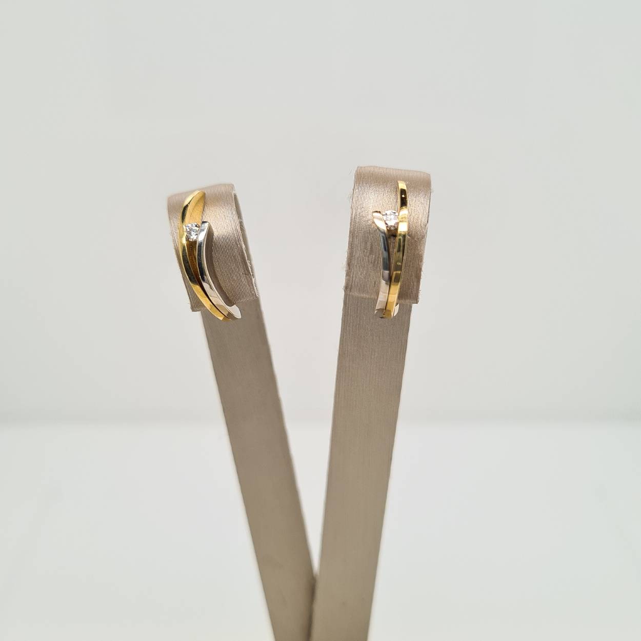 Prachtige bicolor oorbellen met diamant, 0.06crt. 