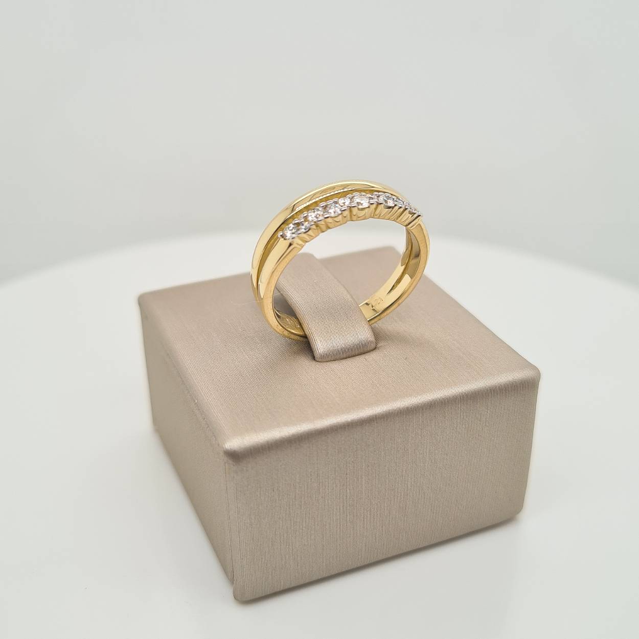Prachtige 14krt gouden ring met diamant, 0.21crt.

Deze ring is maat 52, heeft u interesse in een andere maat? Neem dan contact met ons op
