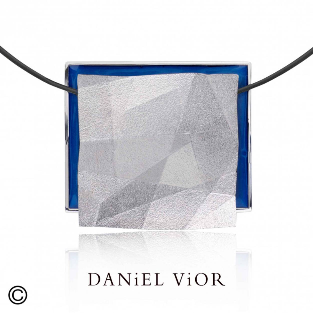 Daniel Vior Hanger Zilver 765394
Model Faner Faz
Blauw Emaille
Excl. Collier