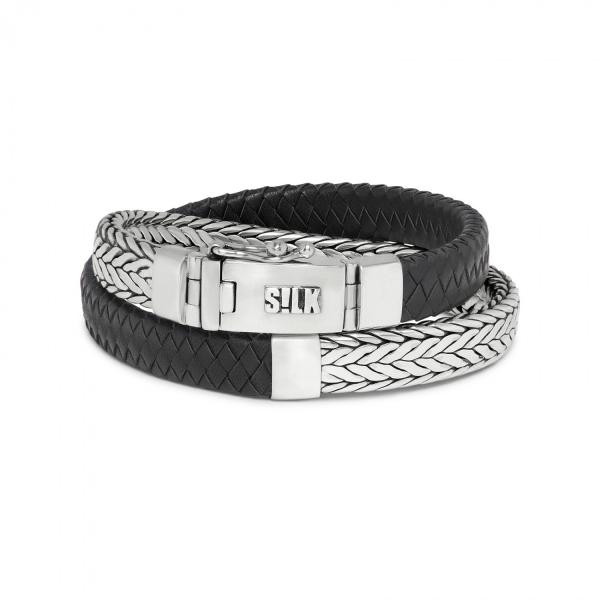 Stoere wikkel armband gemaakt van sterling zilver en hoogwaardig kalfsleer. Deze armband combineert de populaire Alpha collection structuur met een zwarte gevlochten lederen band en kan gedragen worden door zowel mannen als vrouwen. De armband combineert goed met een van de andere banden uit de Ganesha serie met dezelfde gewoven vlecht structuur. De armband wordt in een mooie luxe geschenkverpakking verpakt.