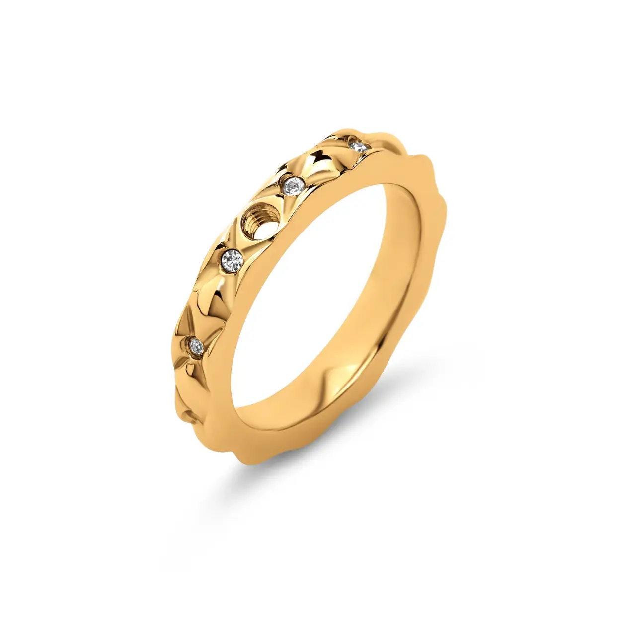 De Melano Twisted Toto ring is de verwisselbare Twisted versie van de ready-to-wear Friends Elena ring. De voelbare textuur is afgewerkt met verfijnde kristalkleurige zirkonia steentjes, deze afwerking is een knipoog naar de welbekende chesterfield meubels. De Toto ring is 3,5 mm breed en is verkrijgbaar in een zilver-, rose goud- of goudkleurige plating.