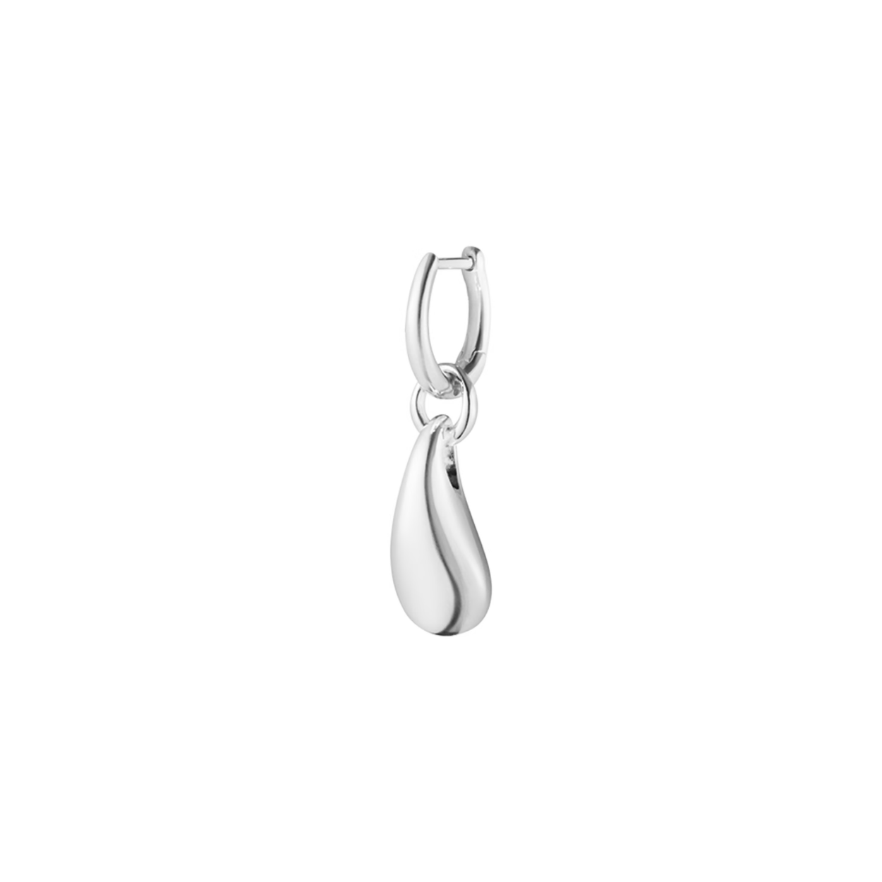 The single Reflect drop earring gives a contemporary look to Georg Jensen's sculptural design language. A subtle addition to any look, this piece can be paired with other earrings to make a perfect finishing touch.