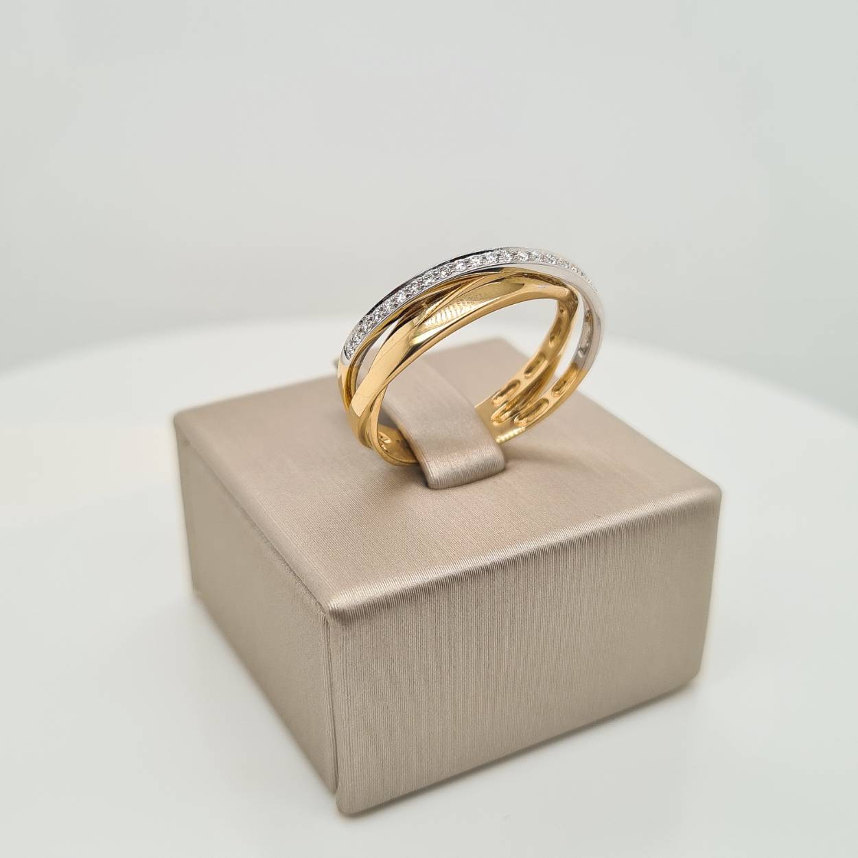 Prachtige 14krt gouden cross over ring met diamant, 0,16crt H Si. De maat van de ring is 55 (17,5). Heeft u een andere maat, neem dan contact met ons op.

