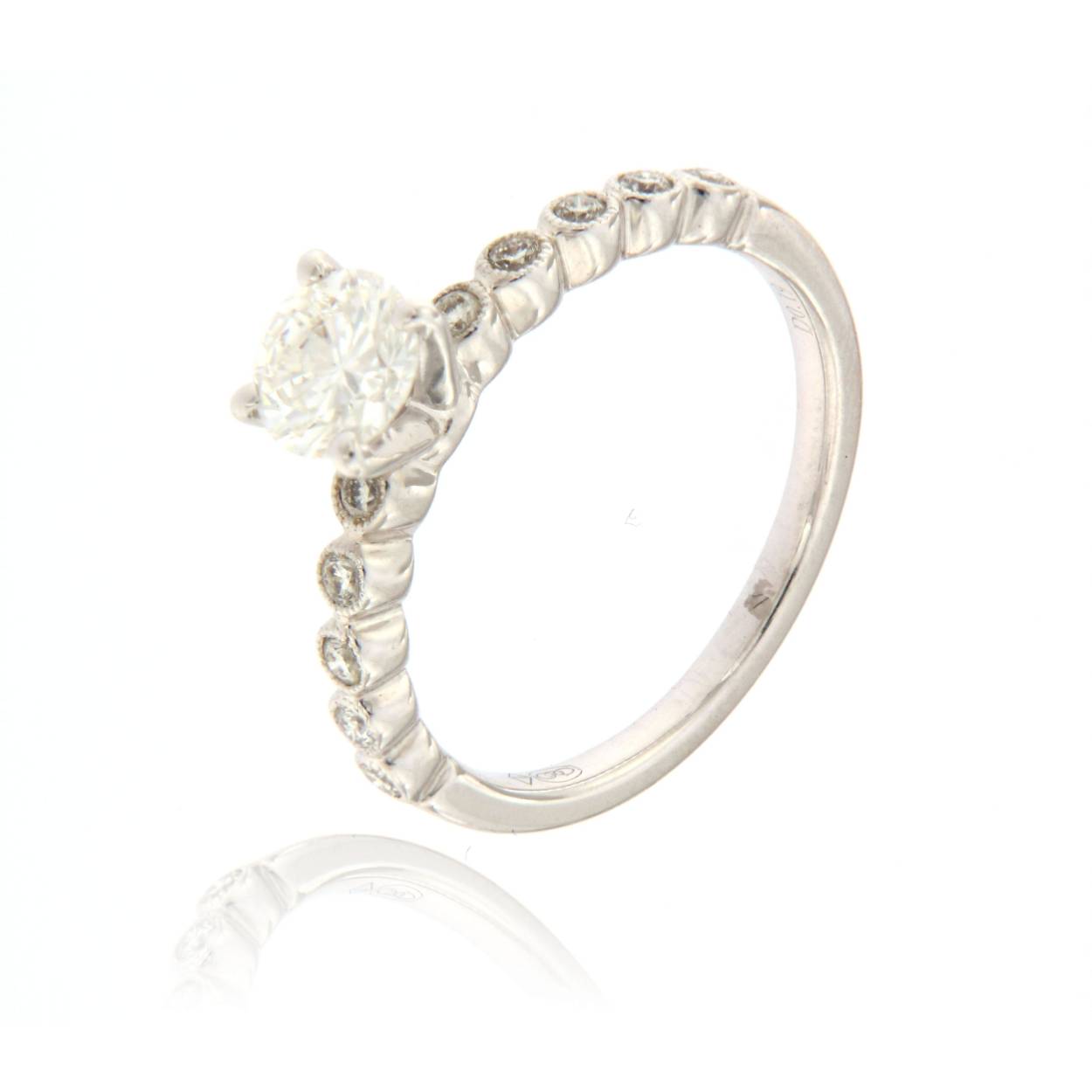 18kt witgouden ring met briljant 
centrale briljant 0.68ct en de briljant in de ring band 0.19ct