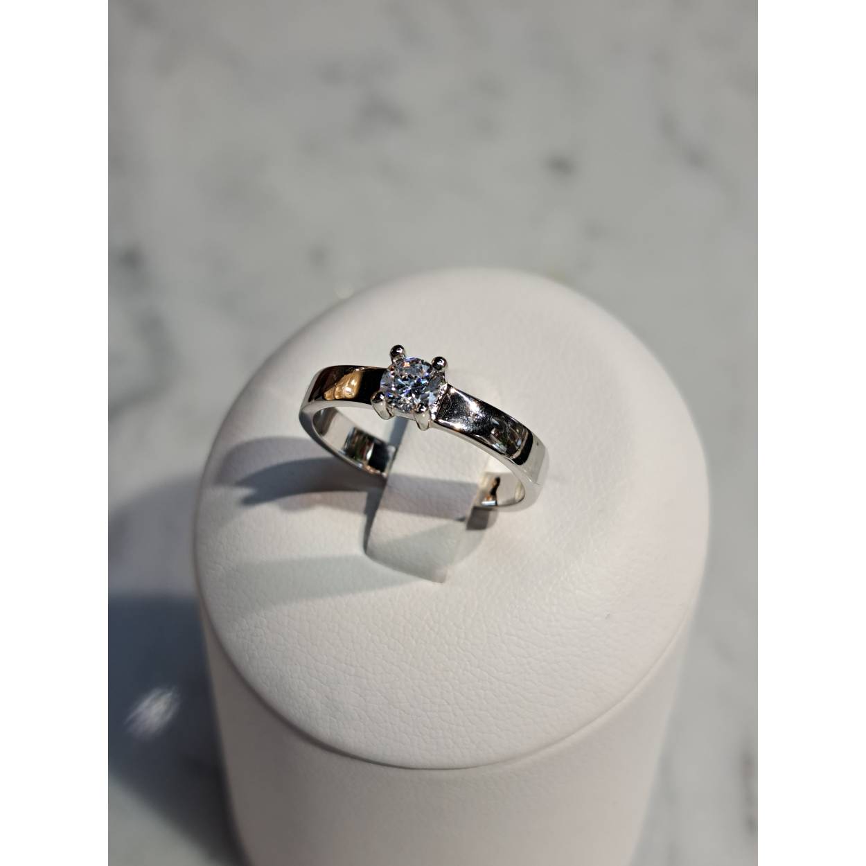 14 Karaat wit gouden ring solitair zirkonia in klauwzetting. 