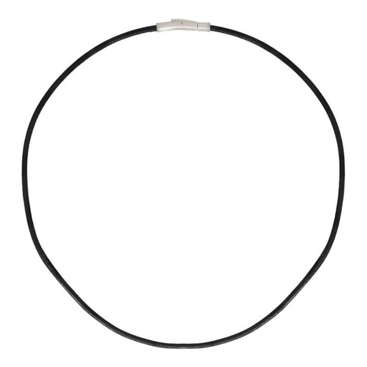De iXXXi MEN ketting leather is gemaakt van zwart leer en is voorzien van een sluiting gemaakt van stainless steel met een zwart kleurige plating. De iXXXi MEN ketting is voorzien van een glad, leren design. De sluiting van de leren ketting is een langwerpige, zwart kleurige sluiting die middels een kliksysteem in elkaar te klikken is. Lengte 45 cm 
