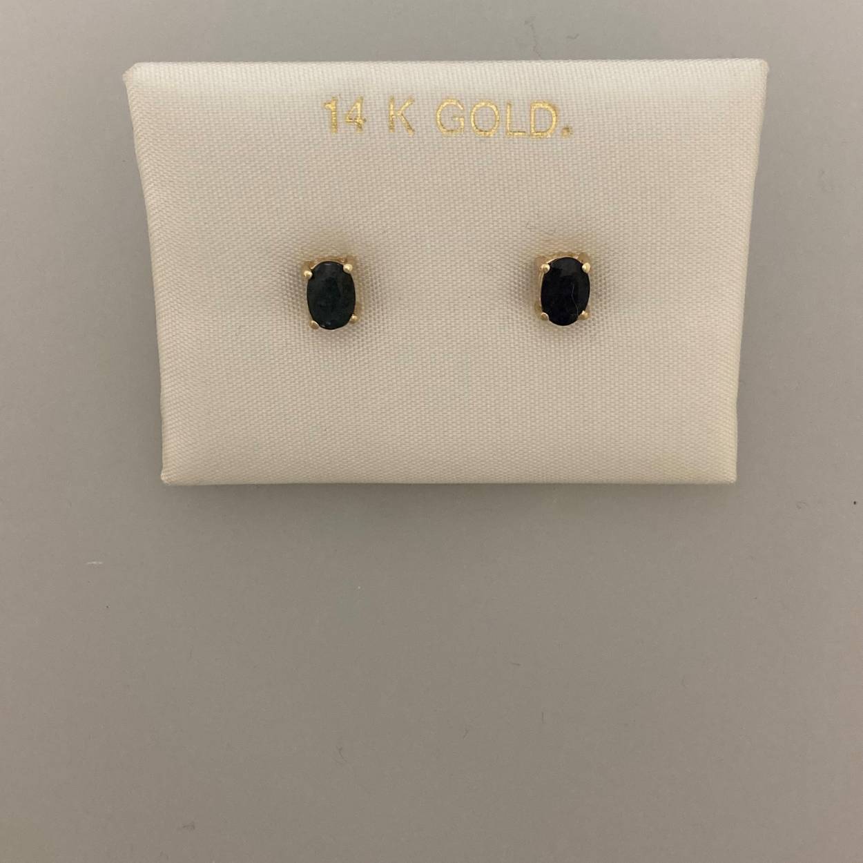 14k Gouden oorstekers met saffier (deel van set).