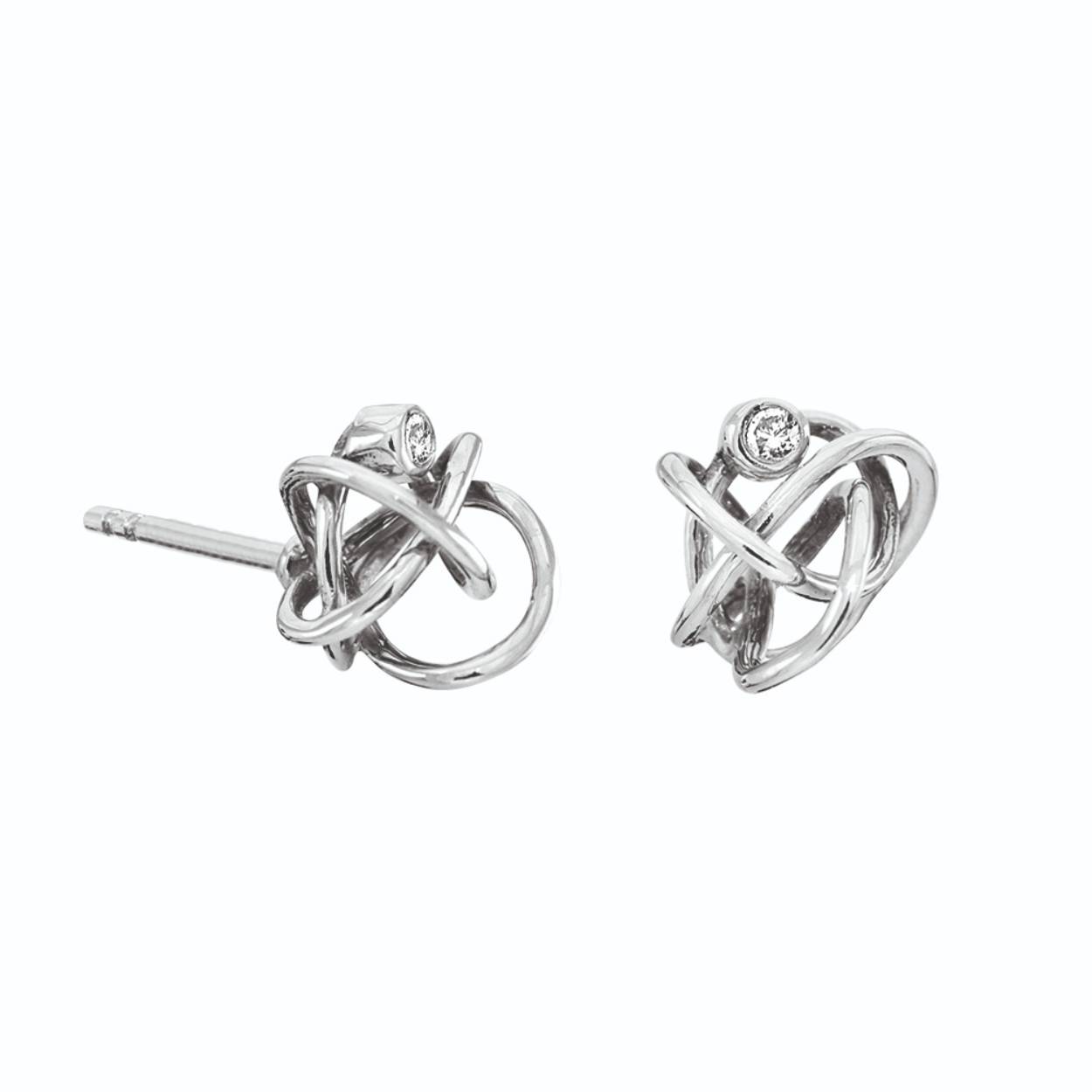 Deze sterling zilveren oorknopjes hebben elk een 1,5 mm witte topaas steentje.