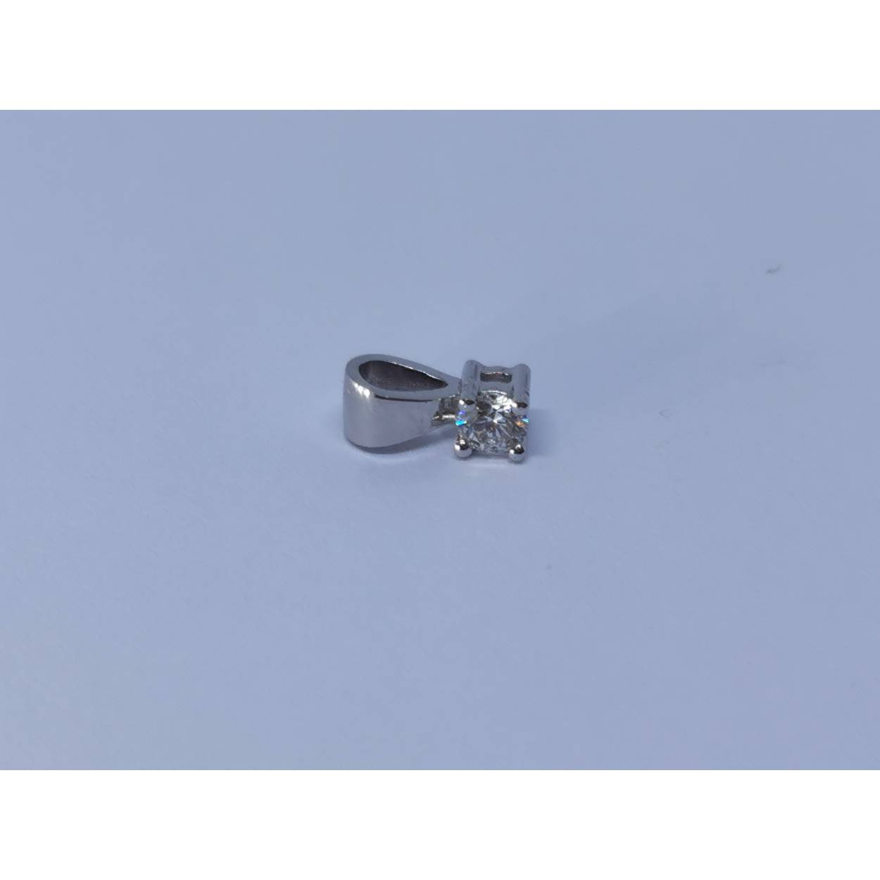 14 karaat wit gouden solitair diamanten hanger.

Soort: Diamant
Slijpvorm: briljant
Karaat: 0.10
Helderheid: VS1
Kleur: G
Aantal: 1