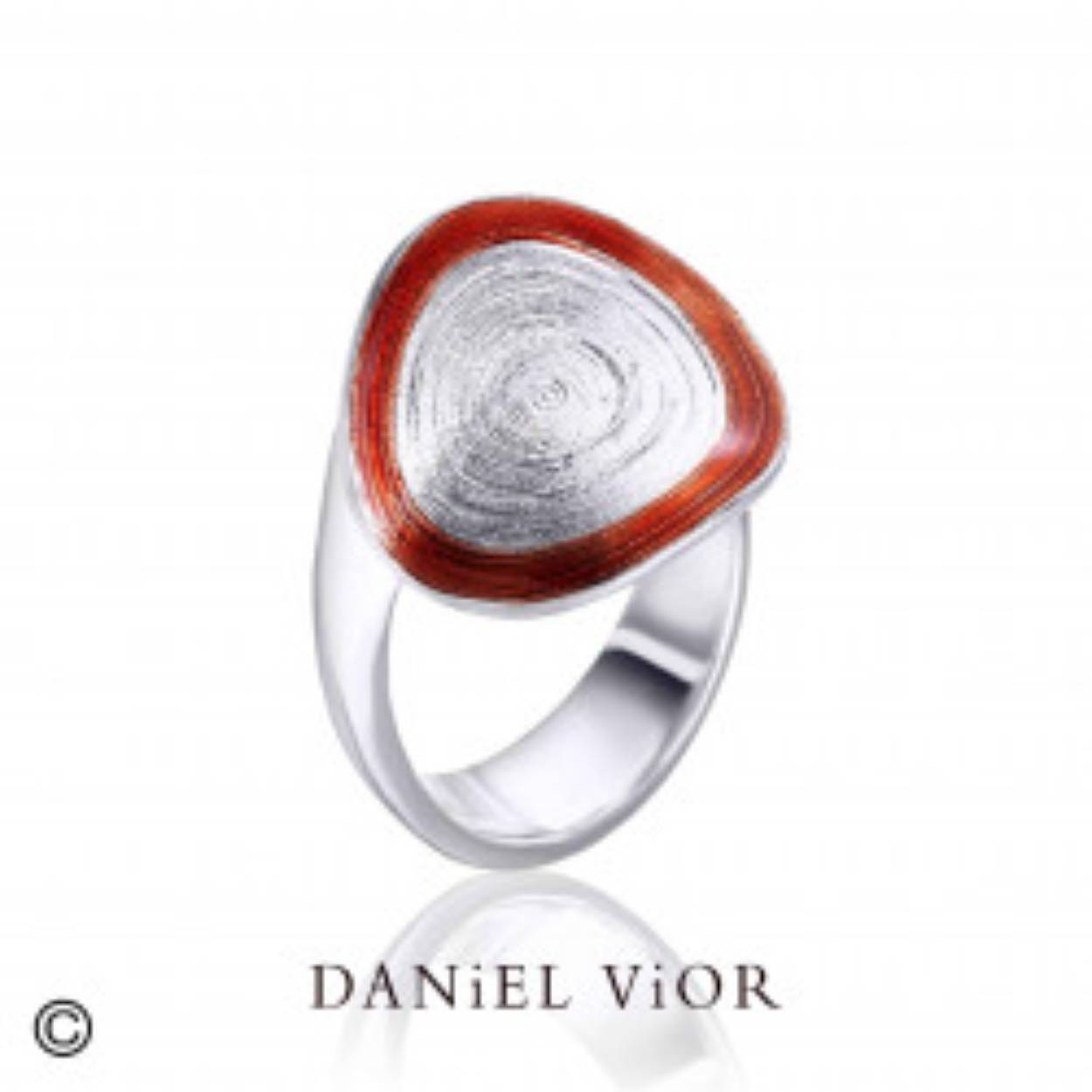 Rood geëmailleerde ring van gerhodineerd zilver.