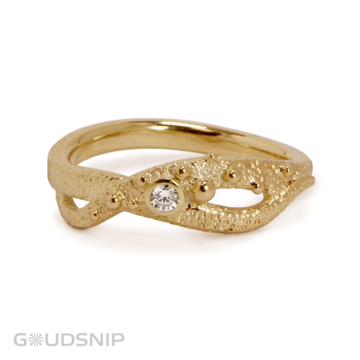 Handmade gouden ring met diamant. Nature inspired. Ook mooi als unieke verlovingsring. Deze ring is handgemaakt in ons atelier. Deze ring kunt u ook laten maken met een andere edelsteen. 