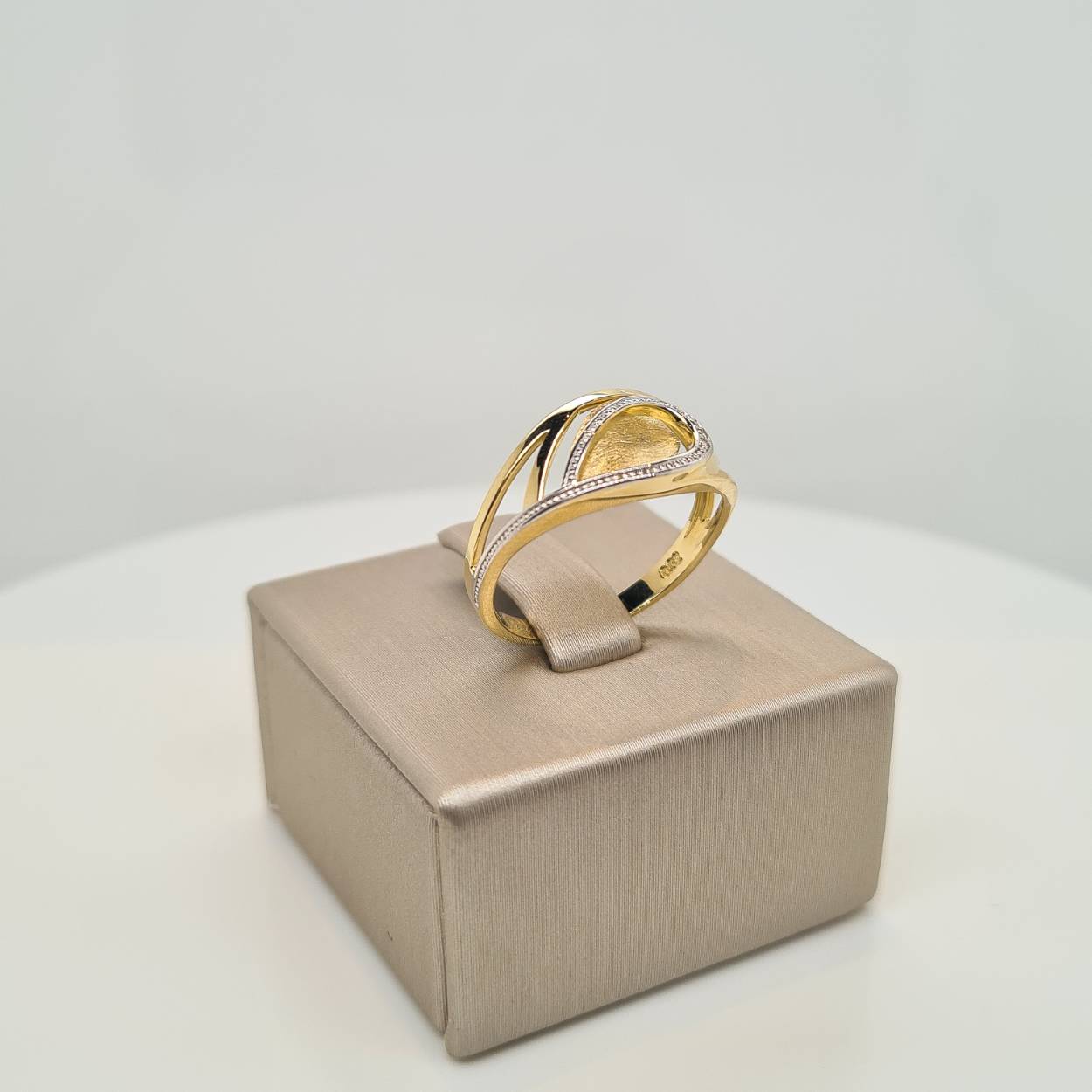 Prachtige 14 karaat gouden ring met diamant, 0.02crt. De maat van de ring is 54.