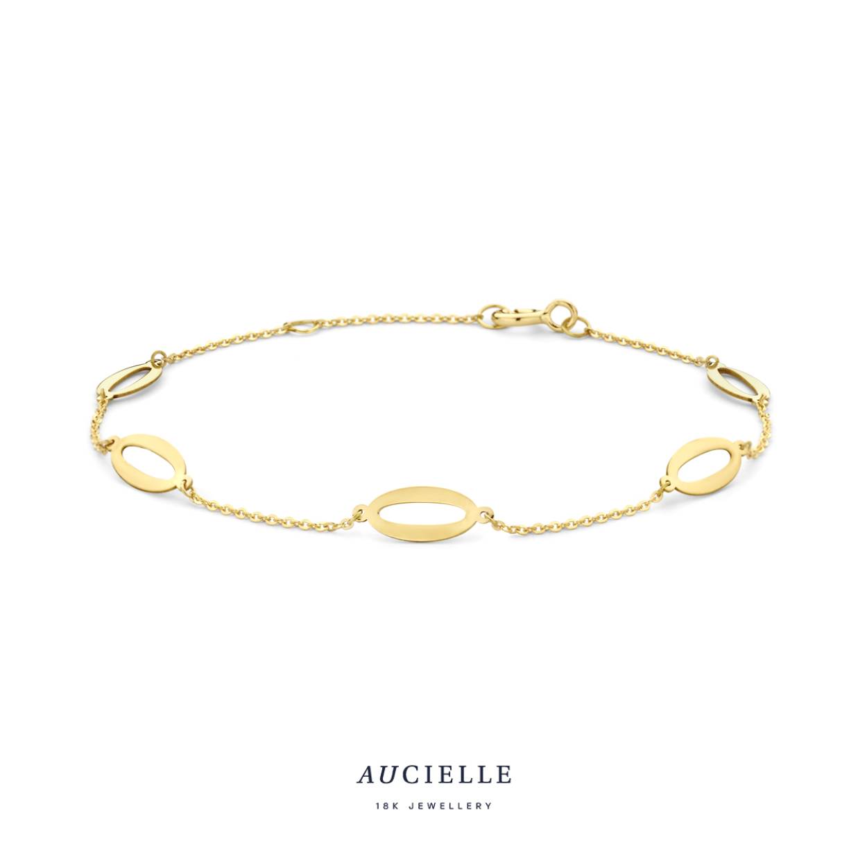 18 kt gouden armband met open ovalen schakels
Merk: Aucielle
Lengte: 16,5 cm + 1,5 cm
Bijhorende oorbellen en collier ook verkrijgbaar