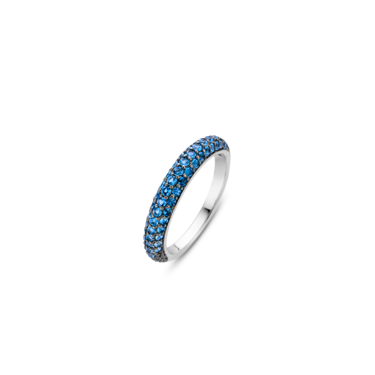 Deze TI SENTO - ring is gemaakt van gerhodineerd sterling zilver en is pavé gezet met blauwe zirkonia's. De zettingen zijn geöxideerd waardoor de blauwe glans nog mooier uitkomt. Combineer deze ring met andere ringen uit TI SENTO's Mix & Match reeks. Zo kun je jouw eigen ring samenstellen!