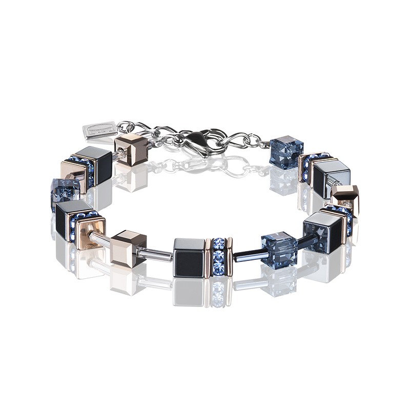 Coeur de lion Geocube armband Montana Blue/Rose is vervaardigd met Hematiet, Swarovski kristal, synthetisch tijgeroog, een stalen sluiting en verlengketting. 18-20cm lang. Armband is uit te breiden tot een set met bijpassende oorhangers en collier