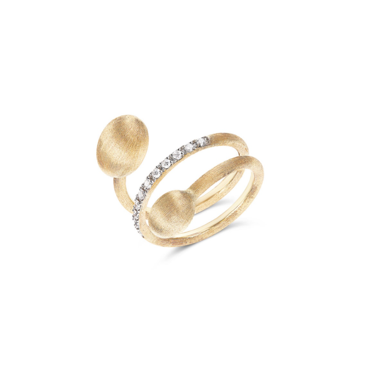 Een ode aan de elegantie die de regels oplegt en vormen en details met verfijning herschrijft. Een glinsterende diamanten rivière die een spiraal van 18-karaats geelgoud omarmt, in een golvende en sprankelende dans.