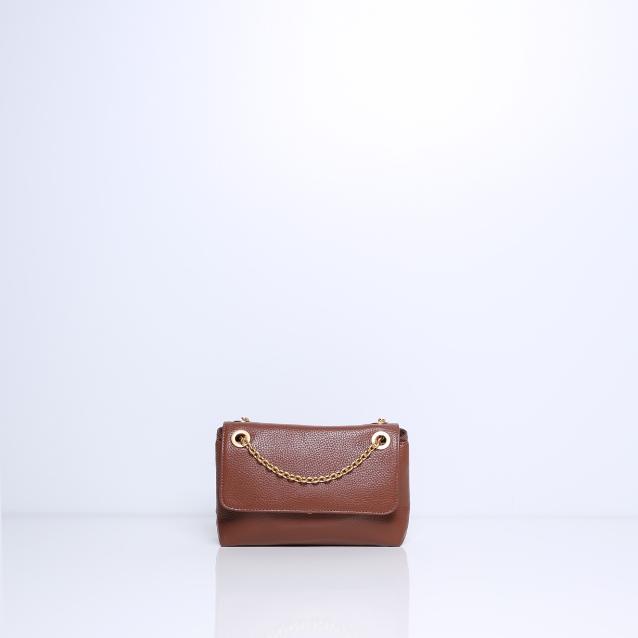 
SUNNY

Adviesprijs: 189,00 EUR 75,60 EUR
De SUNNY is een absolute bestseller en met het licht geborstelde gouden hardware krijgt deze een chique en elegante uitstraling. Het model is compact, maar heeft genoeg ruimte om al je belangrijke spullen in mee te nemen. Je kunt deze als schoudertas en crossbody dragen. Niet alleen als avondtas erg gewild, maar ook geschikt voor iedere dag.
 
De tas heeft aan de binnenkant twee compartimenten gescheiden met een ritssluiting in het midden. Beschikt over meerdere binnenvakjes en is gevoerd met suedine (viscose) materiaal. De tas gaat open aan de voorkant en is gesloten met een kliksluiting. Op het middenstuk van de gouden hardware ketting is deze afgewerkt met leer om deze soepel op de schouder te kunnen dragen. De tas is gemaakt van zacht en soepel rundleer.

Afmetingen:
Hoogte 18cm x Breed 25cm x diep11cm