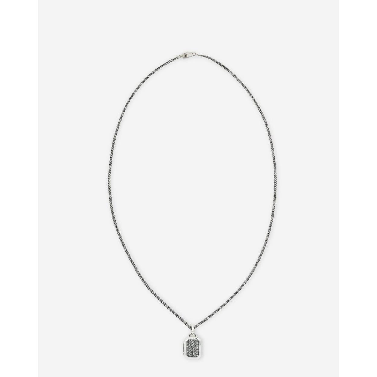 De Barbara Locket is een moderne twist aan een klassiek locket ontwerp en wordt geleverd met een Essential XS Ketting. Dit sieraad stelt je in staat om terug te kijken op het verleden en de mooie herinneringen met je mee te dragen, waar de toekomst je ook brengt. Het verborgen compartiment in de locket biedt ruimte waar je een kleine foto of klein object kunt wegstoppen, waardoor je een stukje van je favoriete moment of persoon dicht bij je hart houdt.