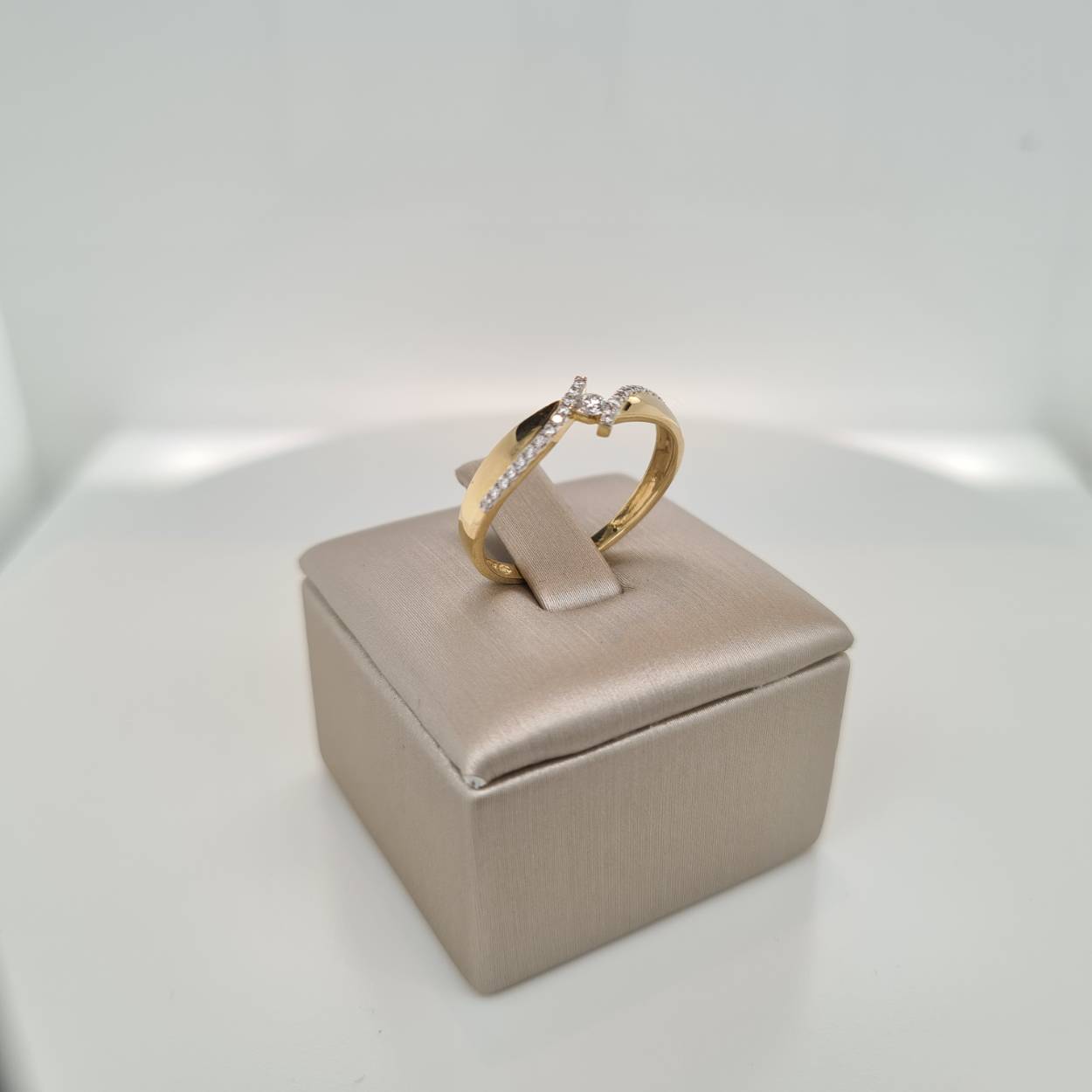 Deze prachtige gouden ring is voorzien van een schitterende diamant van 0,14 karaat met een HSI-kwaliteit. De ring is perfect voor dagelijks gebruik of voor speciale gelegenheden. Draag hem alleen voor een subtiele touch of combineer hem met andere ringen voor een trendy look. De ring is tijdloos en elegant, een echte eyecatcher voor aan je vinger!