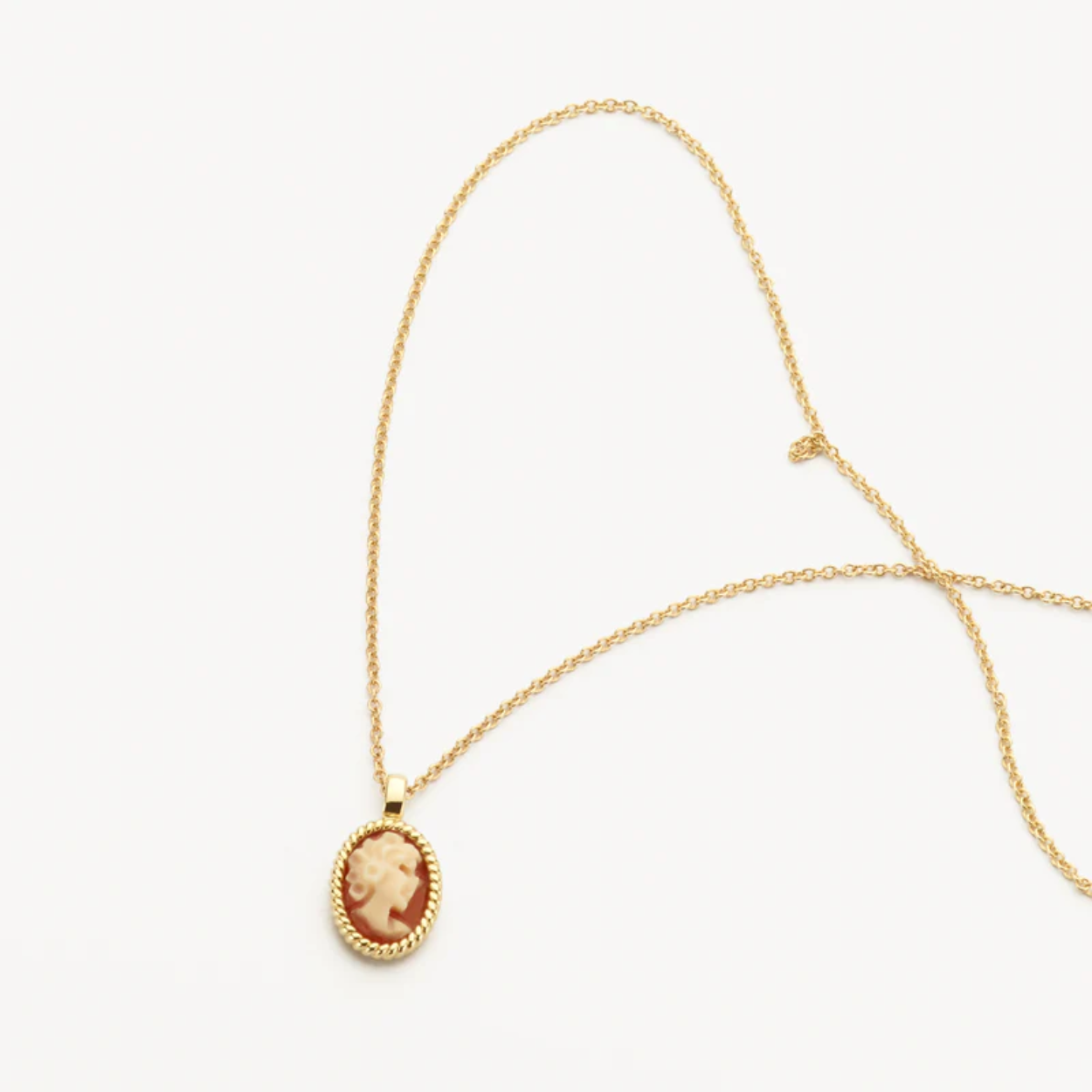 De hanger met camee aan dit 14k geelgouden collier met ankerschakels trekt meteen de aandacht. De lengte van het collier is 42 cm. Zeer stijlvol op zichzelf maar ook heel mooi in combinatie met andere sieraden met camee uit onze collectie.