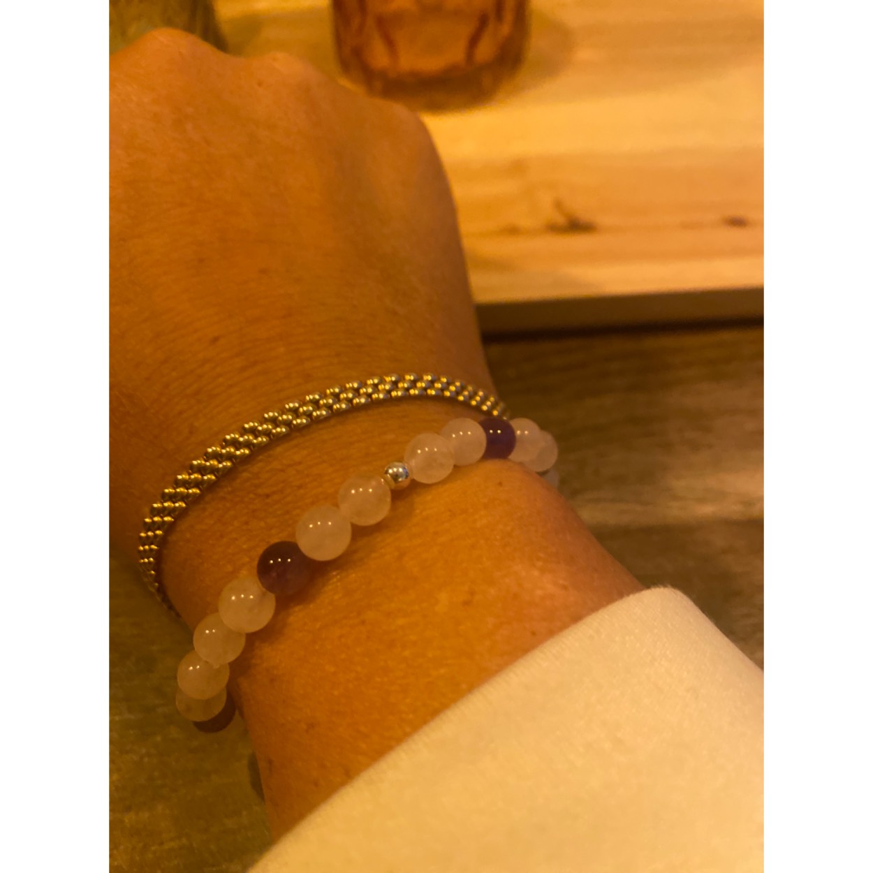FOY armbandje . natuurstenen afgezet met zilveren kralen. kralen: Amethist en rozenkwarts. Amethist werkt beschermend, zuiverend, ontspannend, brengt harmonie en innerlijke rust. Het maakt je hoofd helder en geeft inzicht in je gedrag en in de keuzes die je maakt. Hierdoor helpt het slechte gewoontes en verslavingen te erkennen en achter je te laten. Rozenkwarts is traditioneel de steen van de liefde. Niet alleen romantische liefde, maar ook liefde voor familie en vrienden, spirituele liefde en liefde voor jezelf. Het trekt liefde aan, helpt je om lief te hebben en om je open te stellen voor het ontvangen van liefde. TRER-FOY-AMETHIST/ROZEKWARTS-ONLY
