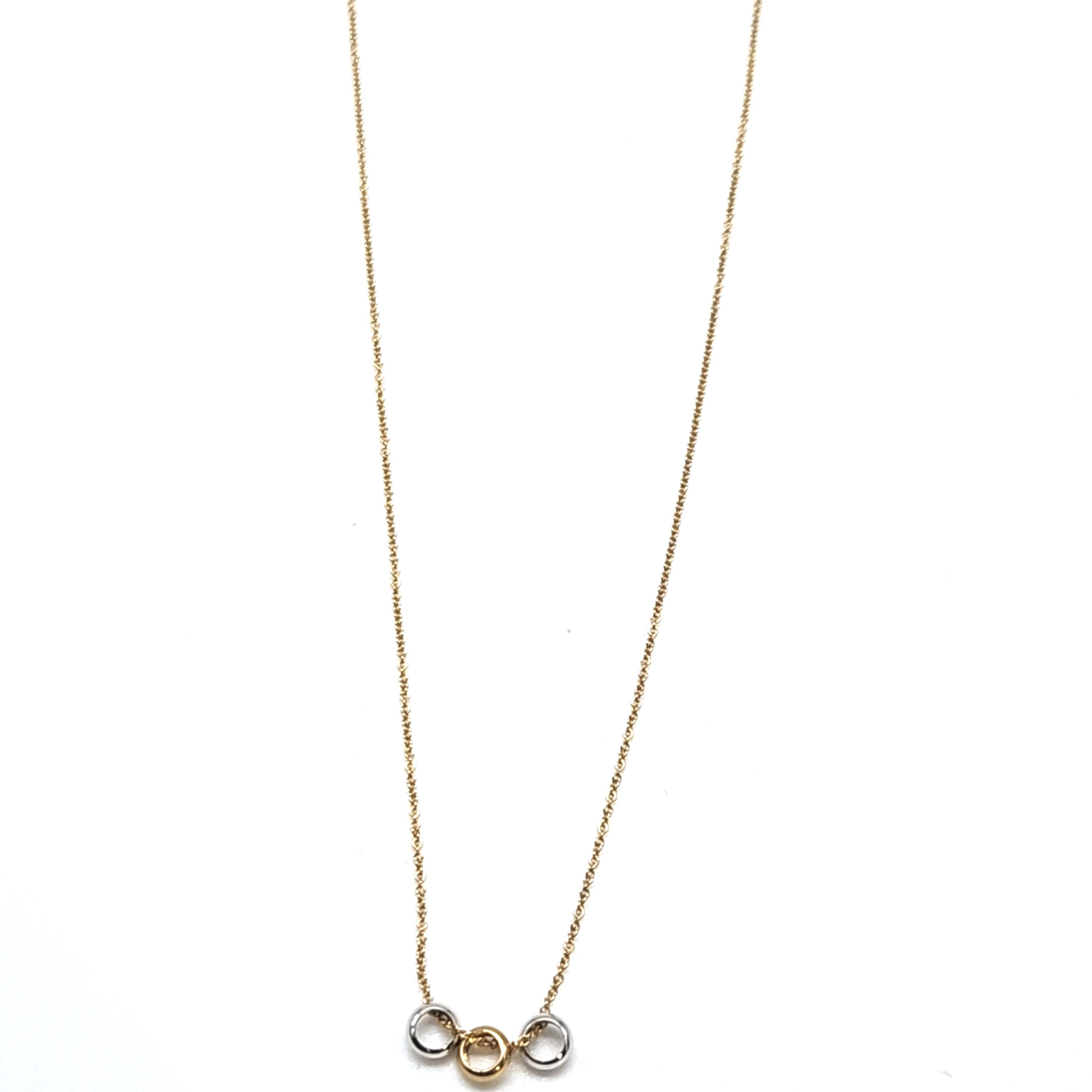 Prachtige 14 karaat gouden met geelgoud en witgoud ringetjes. Deze ringtjes staan voor geluk en zijn in 2 kleuren uitgevoerd. De ketting heeft een lengte van 41 cm.