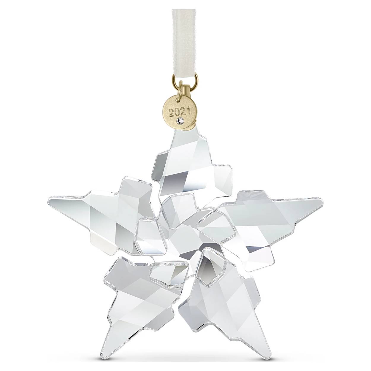 De traditie van Swarovski's Jaarlijkse Editie Ornament zet haar 30ste jaar in met deze prachtige kristalcreatie van Michele Blasilli. Om dit bijzondere jubileum te vieren, onderging het ornament een opmerkelijke transformatie om het tijdloze ontwerp een eigentijdse uitstraling te geven. De ster is vakkundig geslepen in een innovatieve, nieuwe asymmetrische stijl om te schitteren met 67 heldere kristalfacetten, terwijl het fluwelen lint en de nieuwe, metalen accenten met champagnegoudkleurige toplaag, fris en modern zijn. Exclusief verkrijgbaar in 2021: het metalen plaatje – in een nieuwe ronde vorm – is gegraveerd met het jaartal en versierd met een kleine kristal. Perfect om op te hangen in een decoratieve boom, bij het raam of aan een van onze elegante Kerstornament-homedisplays. Decoratieobject. Geen speelgoed. Niet geschikt voor kinderen jonger dan 15 jaar.