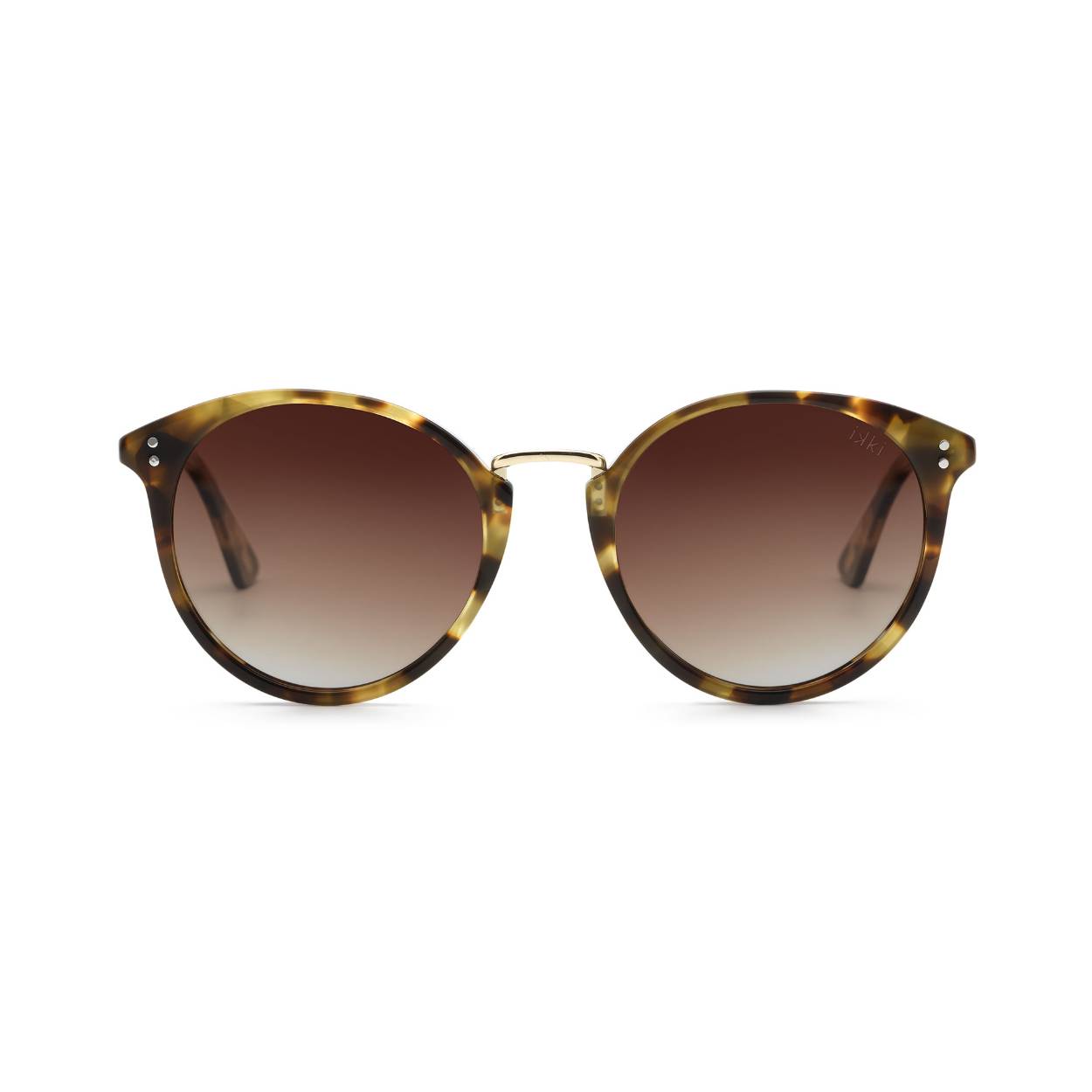 De nieuwe handgemaakte FAITH 81-5 van IKKI heeft een frame van plant-based acetaat met de kleur Light Turtle en goud metalen poten. De lenzen van de bril hebben een mooie Gradient Brown kleur en zijn gemaakt van CR39 materiaal (Columbia Resin). Dit is een lichtgewicht materiaal voor meer draagcomfort, met de optische kwaliteit van glas. Zo creëert IKKI Fashion met de nieuwe IKKI-zonnebrillen een perfecte combinatie van fashion en kwaliteit, tegen een nog perfectere prijs.

Kijk snel verder op de site voor alle andere kleuren en modellen! Is jouw bril niet op voorraad? Kijk dan snel bij de storelocator voor een IKKI-verkooppunt bij jou in de buurt!


Bij elke IKKI-zonnebril krijg je nu een stijlvolle en handige IKKI-brillenetui met attachmentring helemaal gratis!