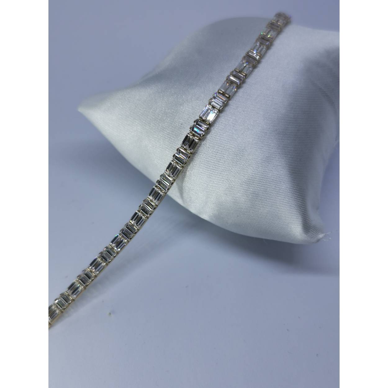 14 karaat geel gouden Strass armband met baguette geslepen zirkonia. Breedte van armband: 4MM