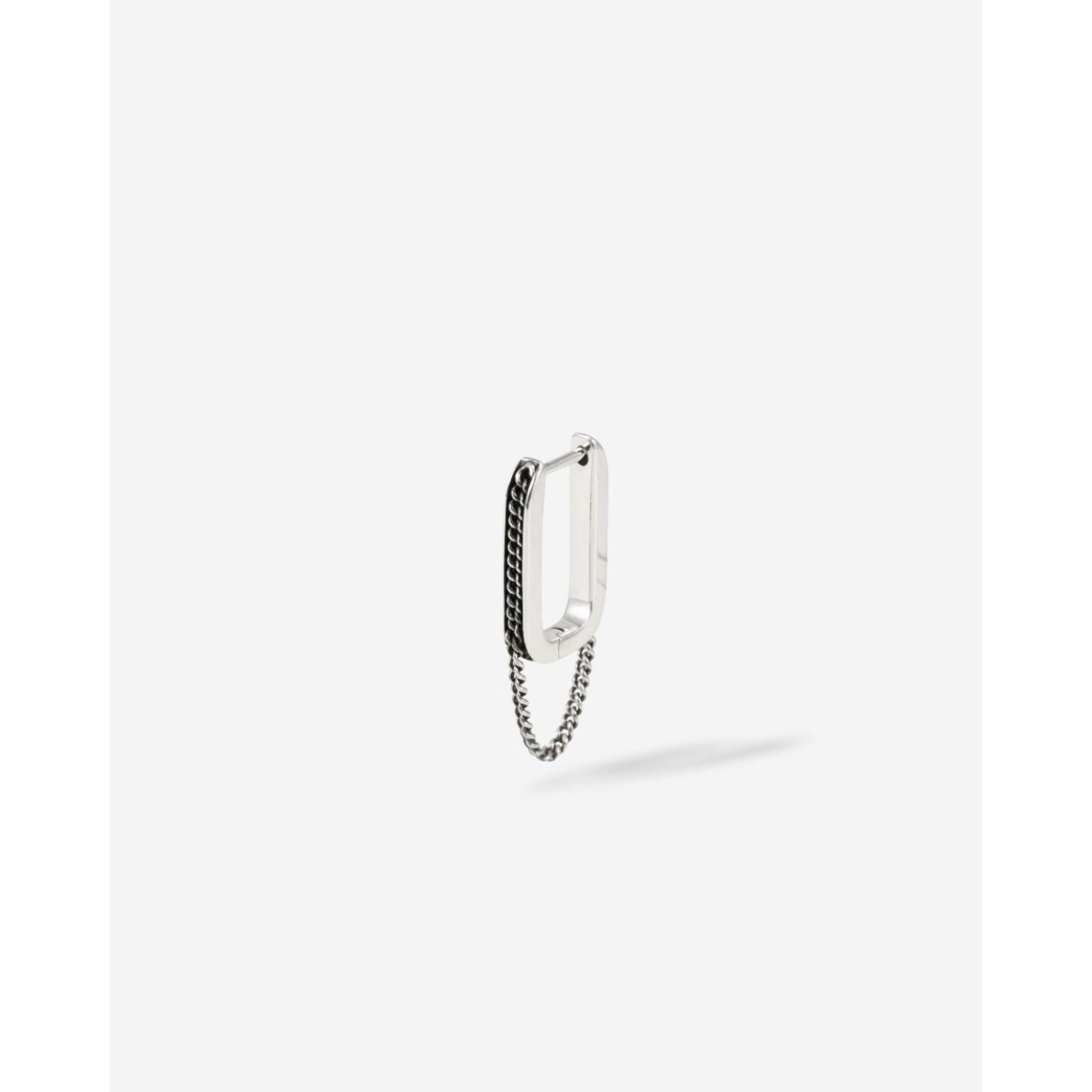 De Oorbel Essential Chainlink brengt beweging en elegantie samen in één dynamisch ontwerp. Met onze iconische schakel en een vrij bewegende essential-schakel biedt deze enkele oorbel een speels accent. Gemaakt van duurzaam gerecycled 925 sterling zilver, is het zowel opvallend als veelzijdig—perfect voor een vleugje verfijning in elke look.