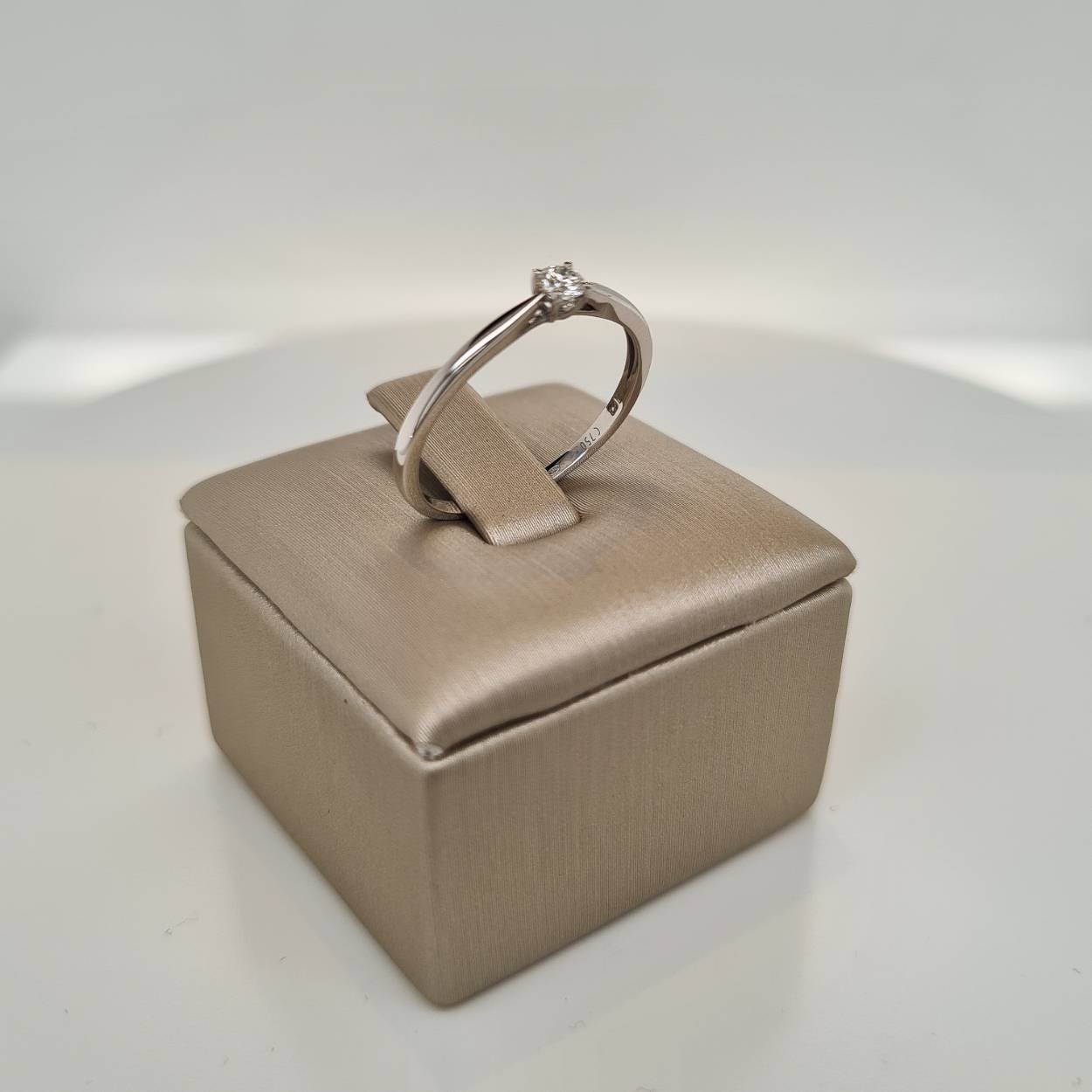 Prachtige 18krt witgouden solitair ring met diamant, 0,10crt H Si. 

De maat van de ring is 54 (17 1/4). Heeft u een andere maat, neem dan gerust contact met ons op.
