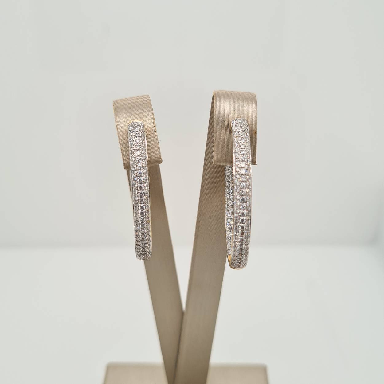 Prachtige 14krt gouden oorsieraden met diamant 284-1.69crt. De diamanten zijn aan de buiten- en binnenkant van de oorsieraden gezet.
