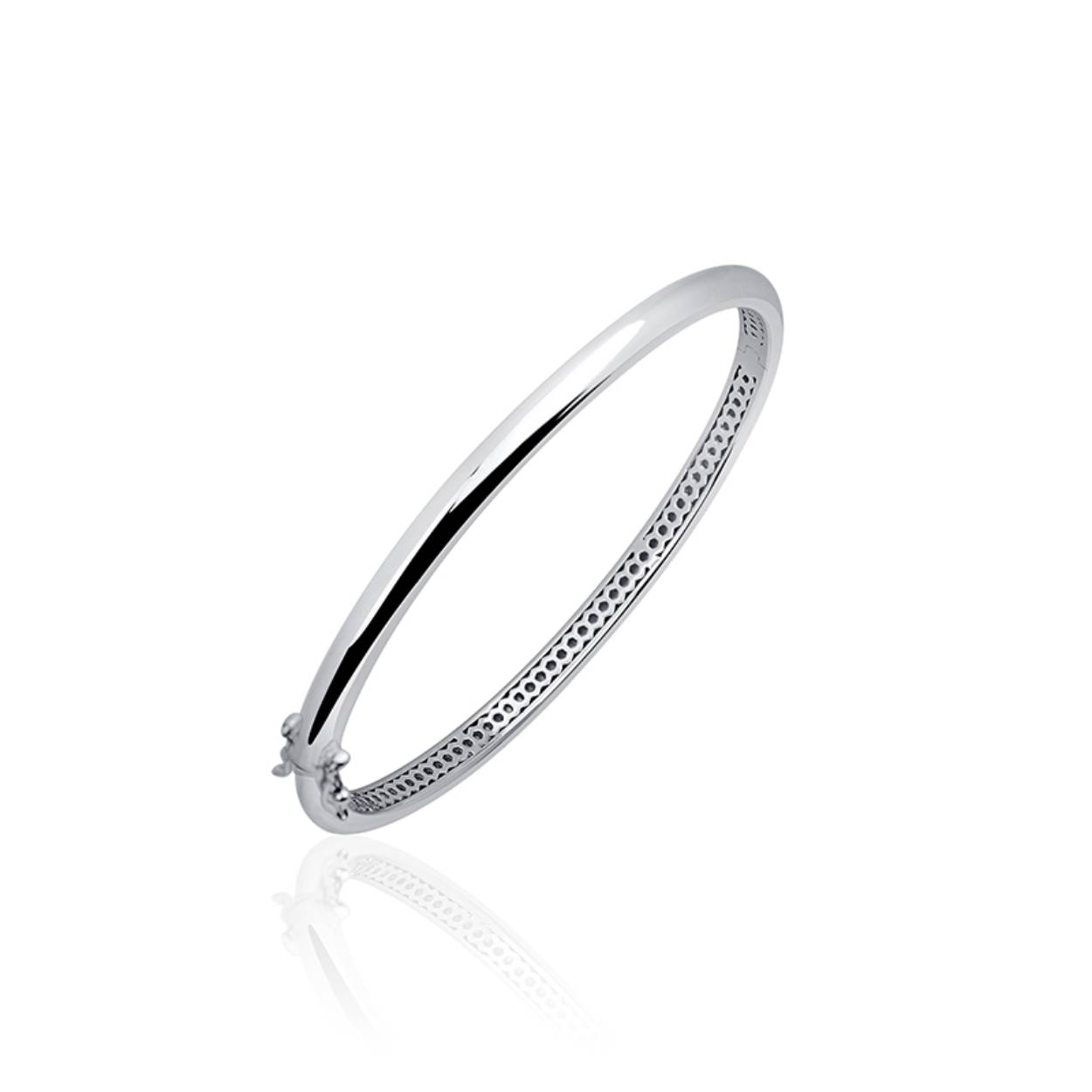 Deze mooie Zilveren half ronde armband is beschikbaar in de maten: 56mm, 60mm, 64mm, 68mm.

Beschikt over scharnier en veiligheidssluiting.

Als u dit product wilt bestellen, kan u bij het afrekenen in het kopje opmerkingen de gewenste maat doorgeven. Bijvoorbeeld: maat 64mm.